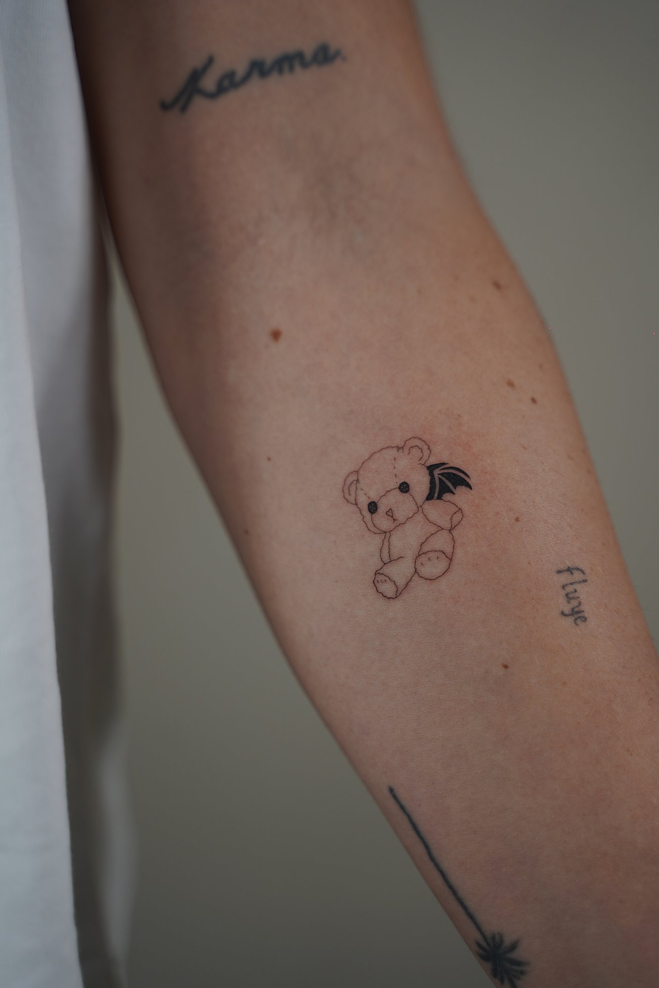 Tatuaje de numero cuatro en zona desconocida, línea fina