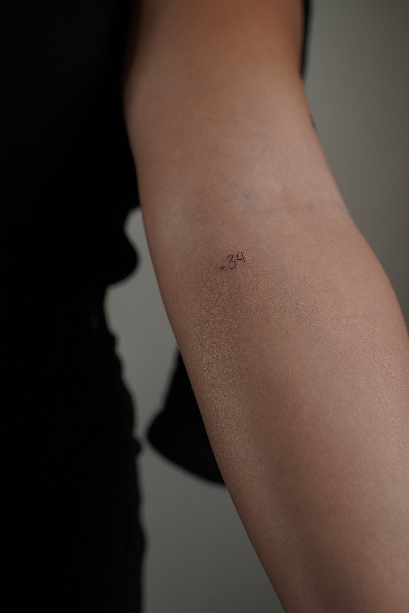 Tatuaje de numero mas34 en zona desconocida, línea fina