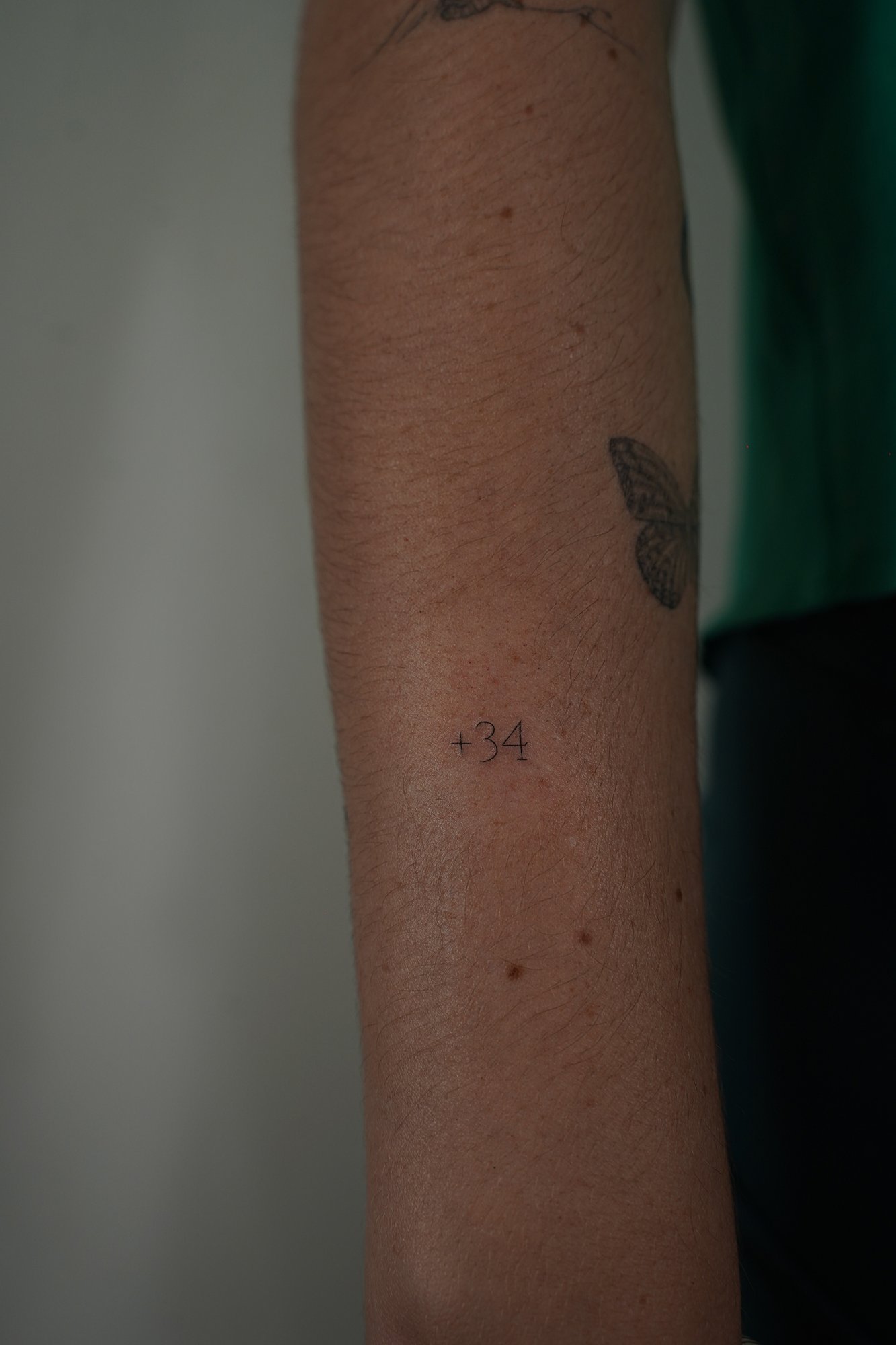 Tatuaje de numero mas34 en zona desconocida, línea fina