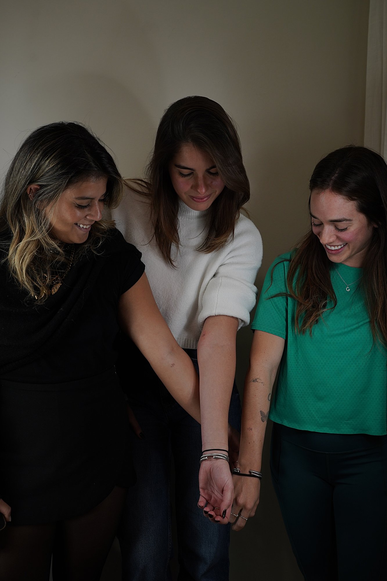 Tatuaje de numero mas34 en zona desconocida, línea fina