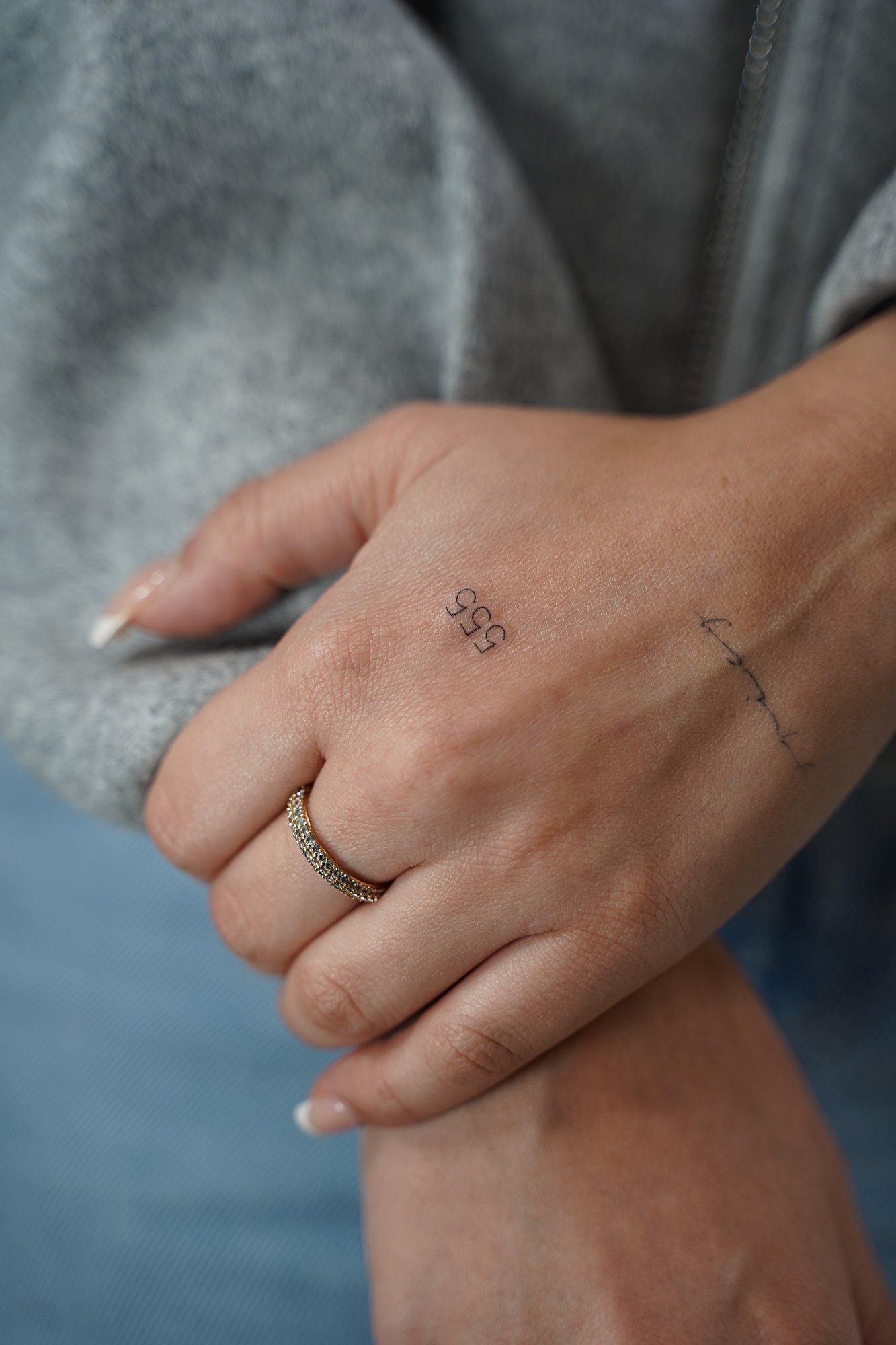 Tatuaje de numero siete en zona desconocida, línea fina