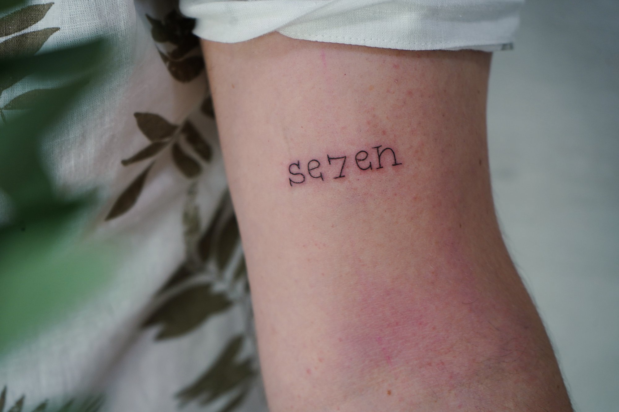 Tatuaje de numero siete en zona desconocida, línea fina