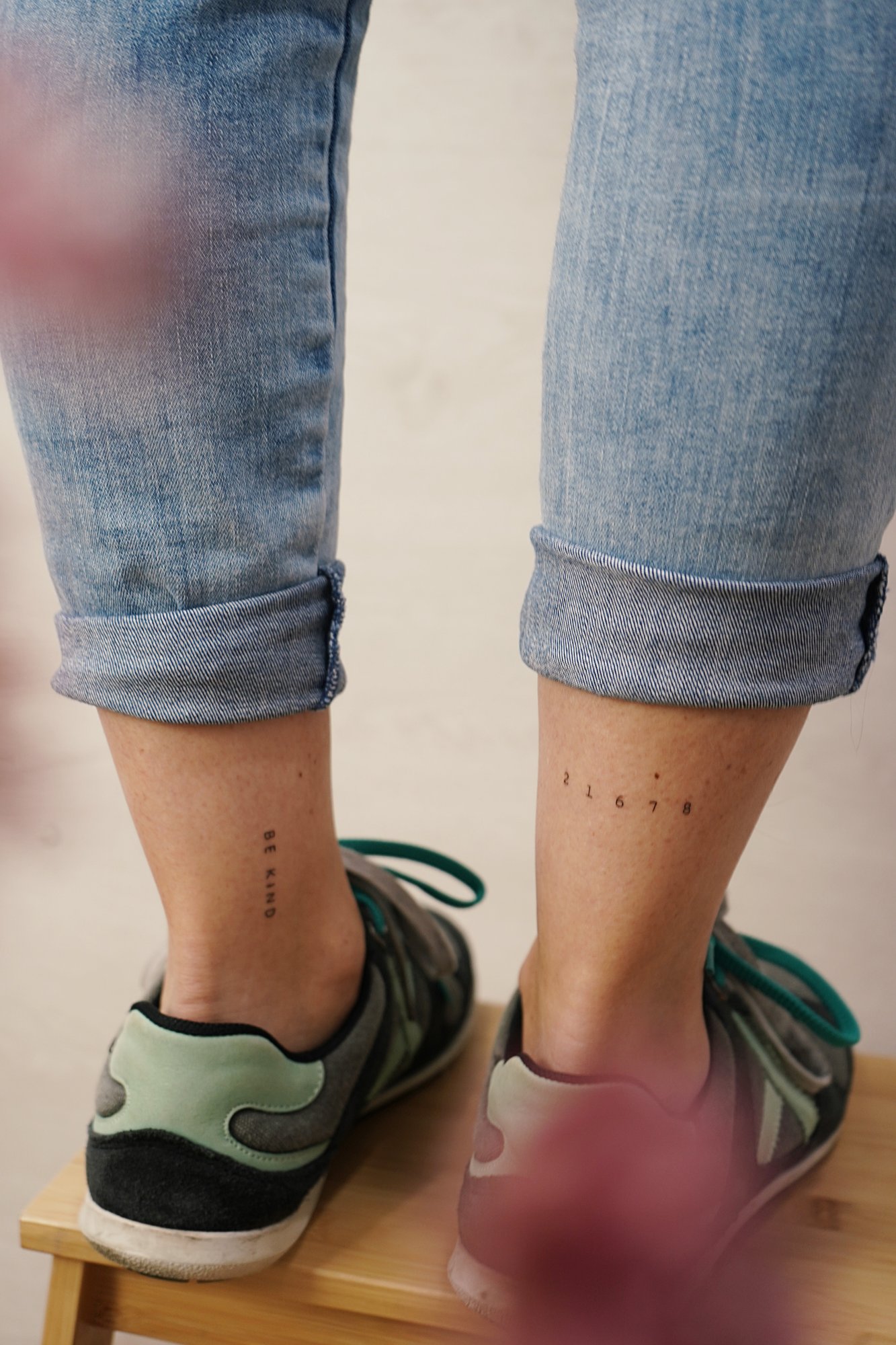 Tatuaje de numero en tobillo, línea fina