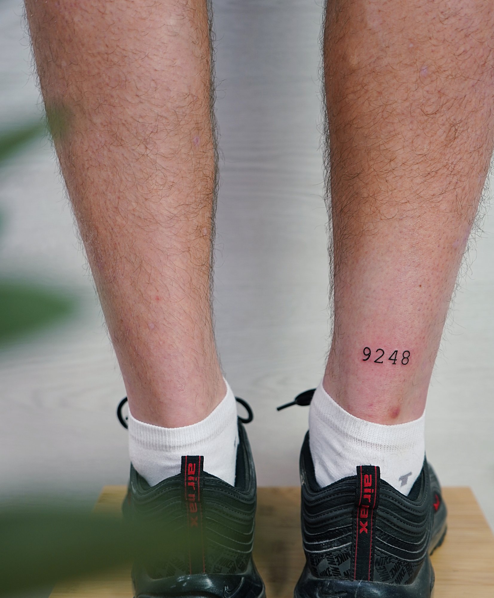 Tatuaje de numero en tobillo, línea fina