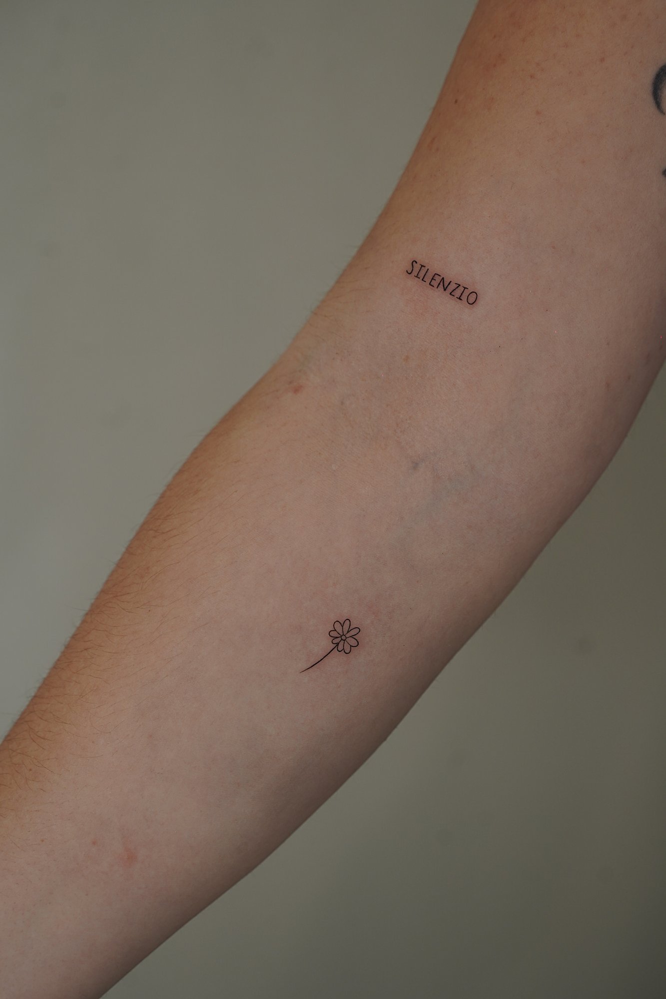 Tatuaje de numero en zona desconocida, línea fina