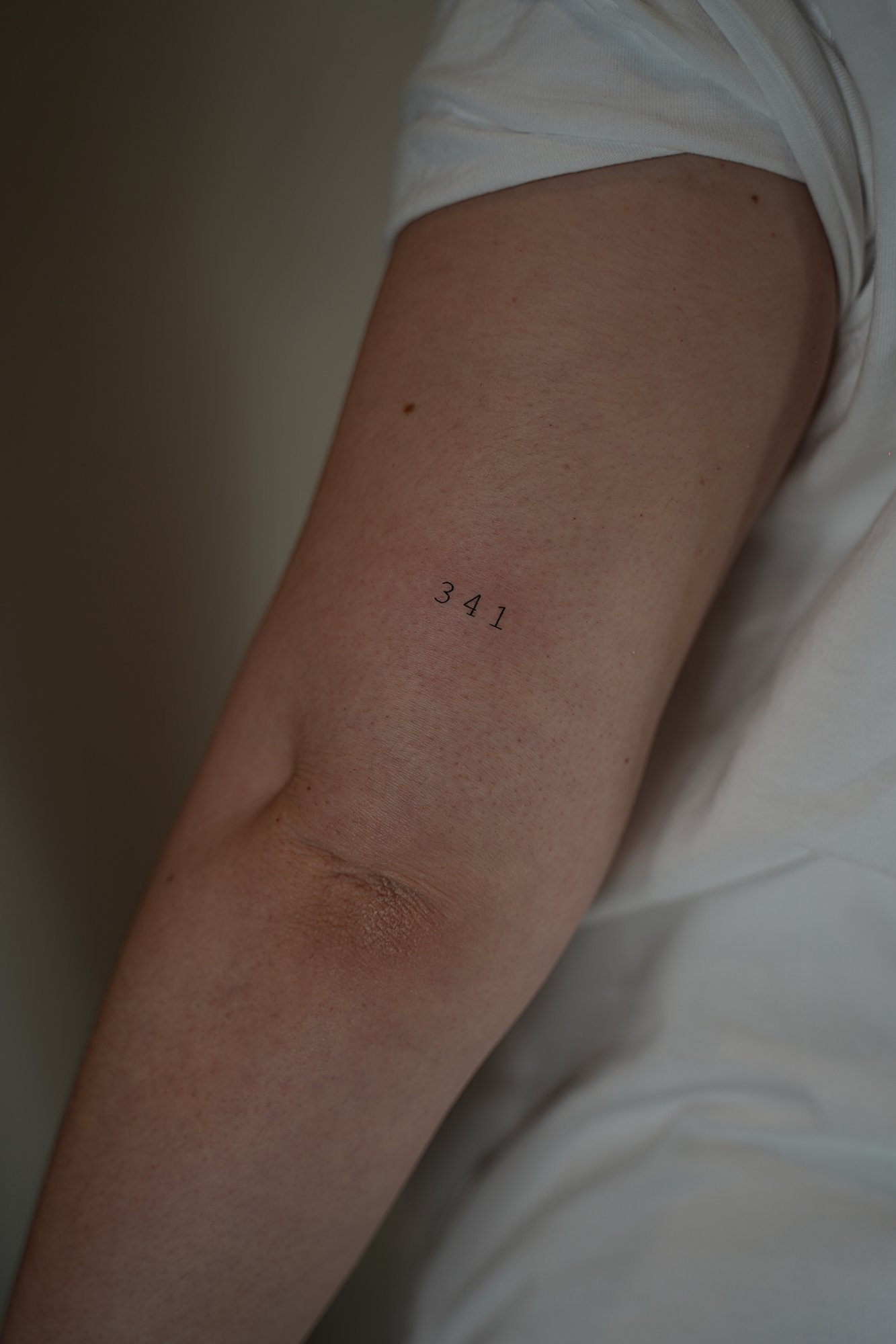 Tatuaje de numero en zona desconocida, línea fina