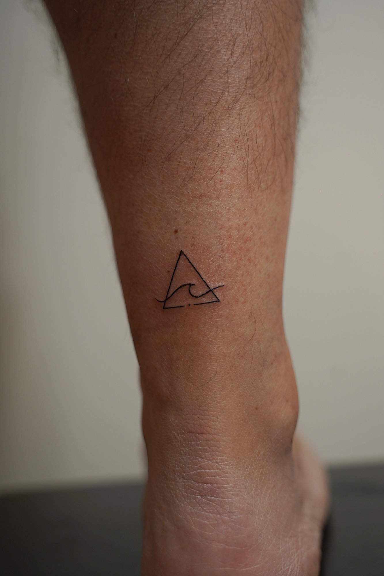 Tatuaje de numeros romanos en zona desconocida, línea fina