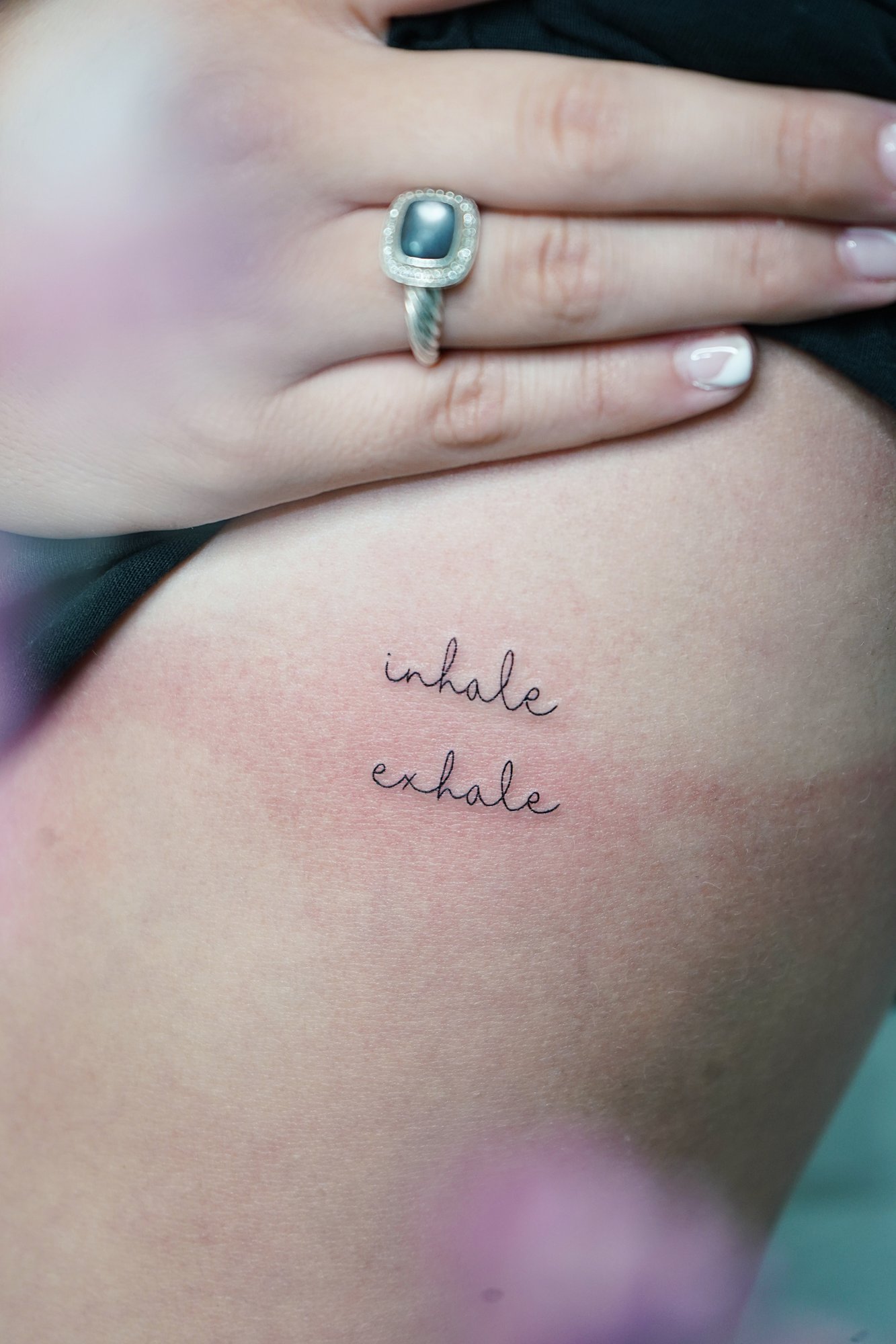 Tatuaje de palabra actitud en zona desconocida, línea fina
