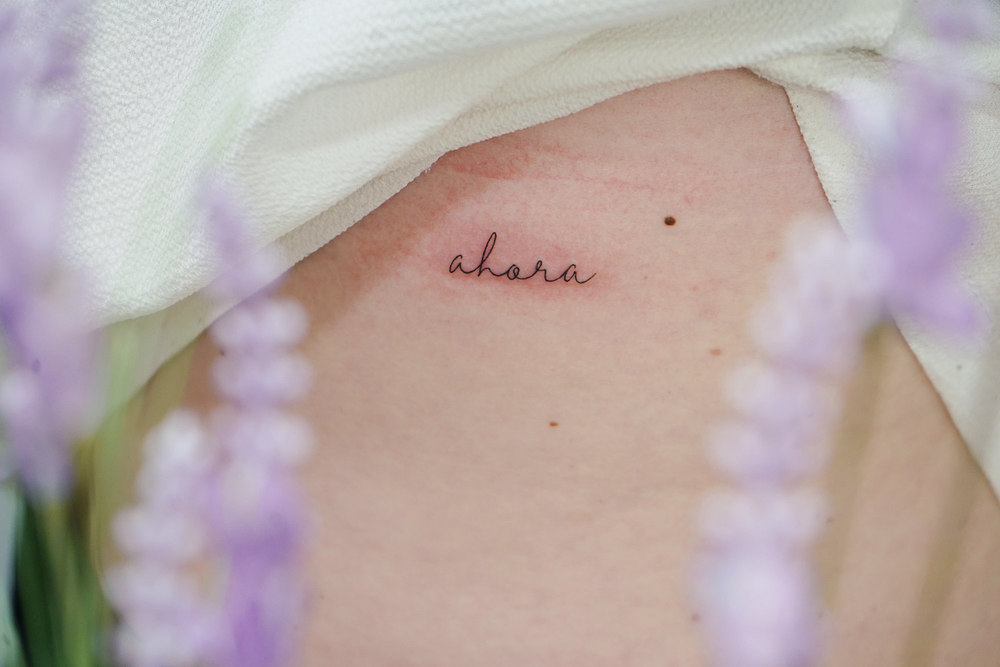 Tatuaje de palabra ahora en zona desconocida, línea fina