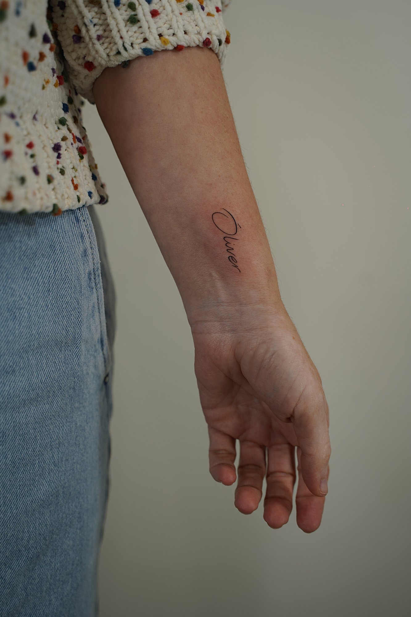 Tatuaje de palabra alma en muneca, línea fina