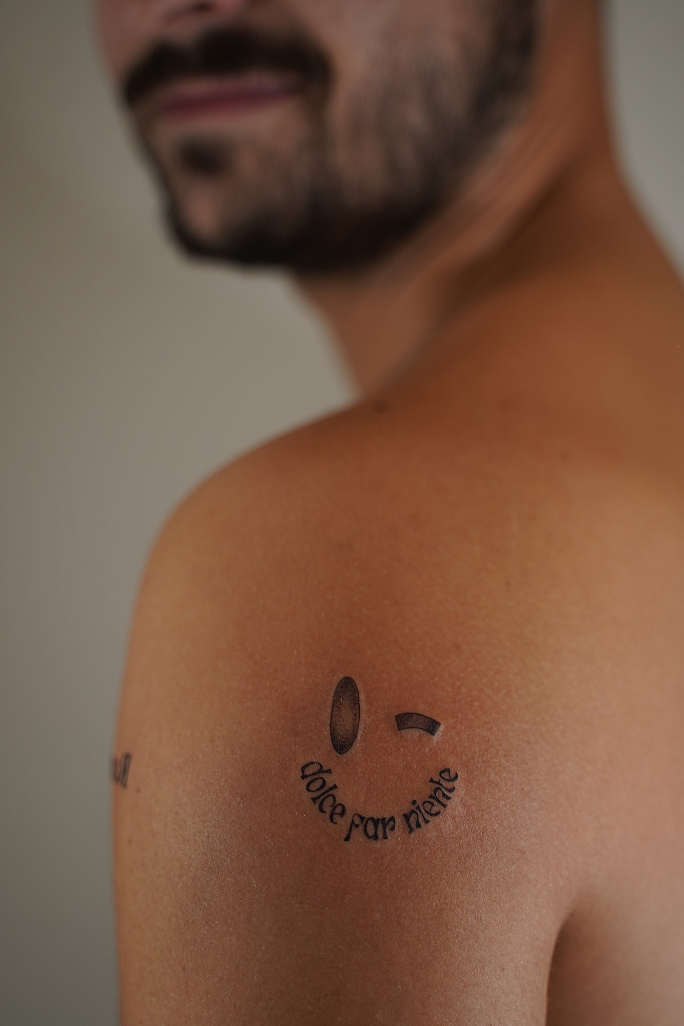 Tatuaje de palabra amor roma en zona desconocida, línea fina