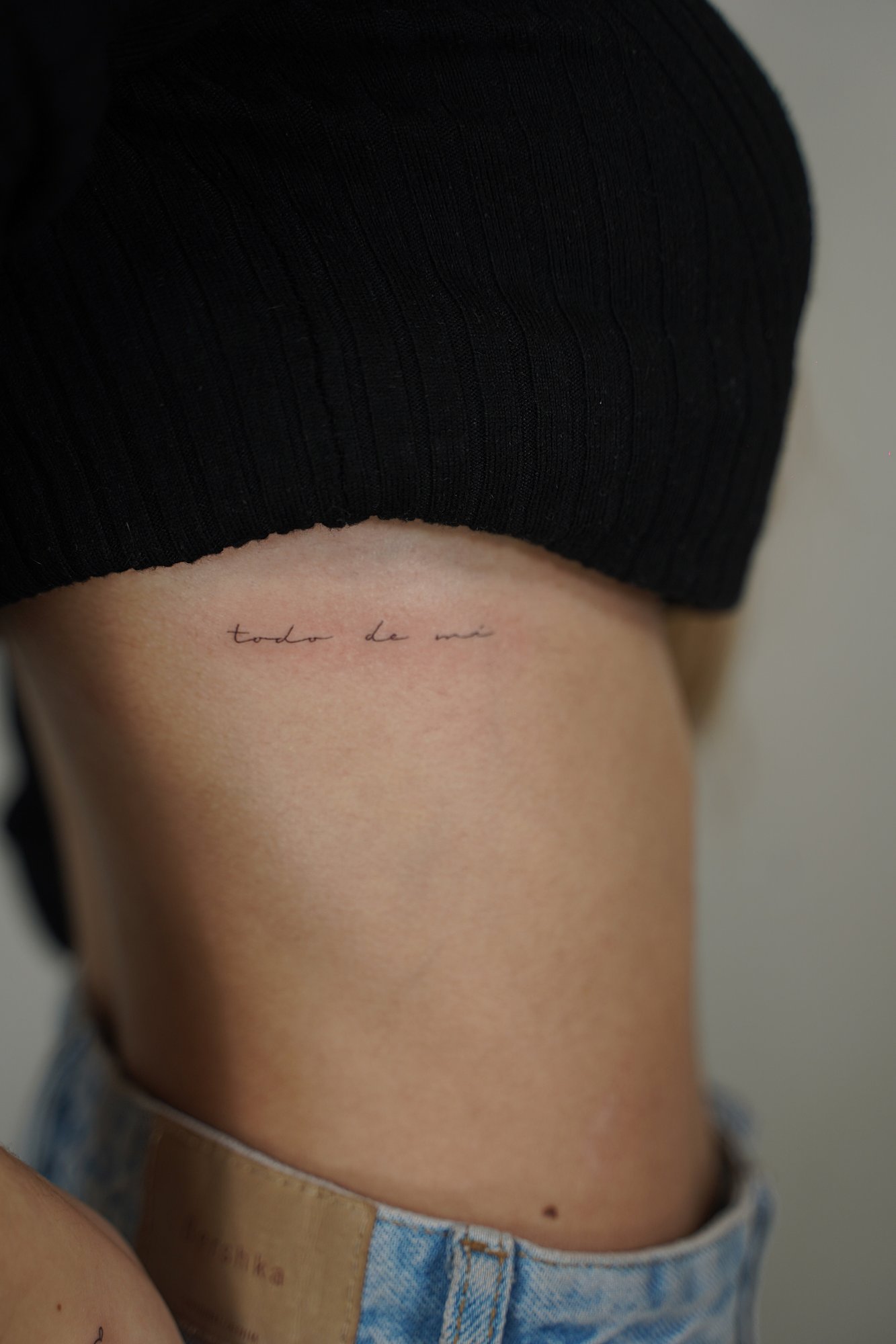 Tatuaje de palabra amor en muneca, línea fina