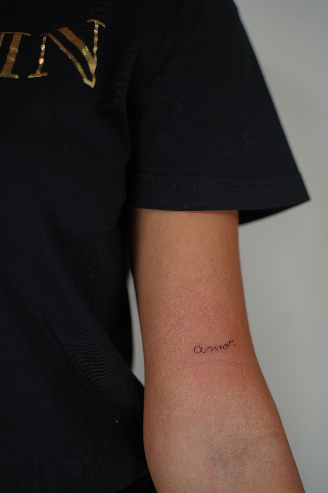 Tatuaje de palabra amor en zona desconocida, línea fina