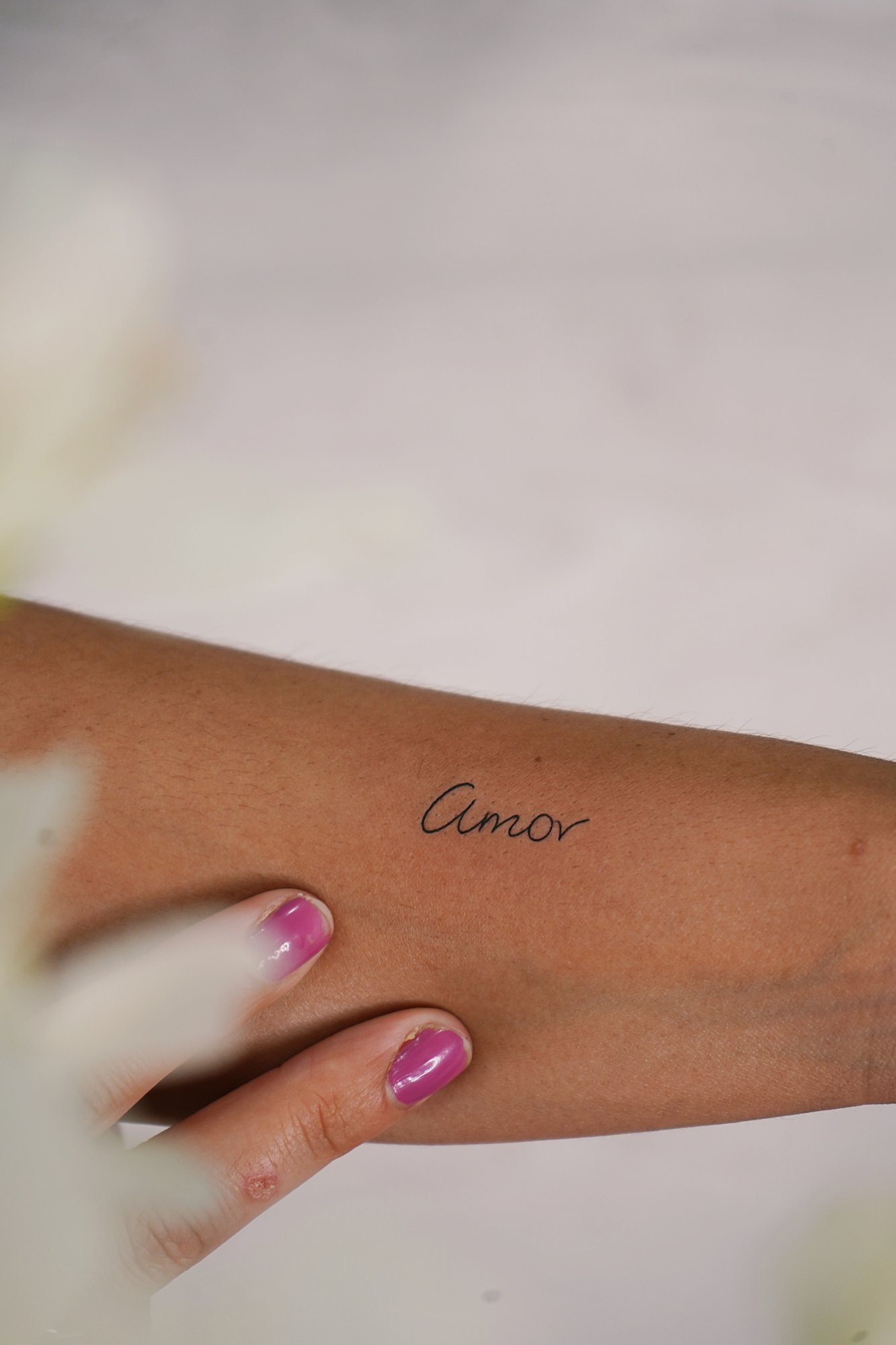 Tatuaje de palabra amor en zona desconocida, línea fina