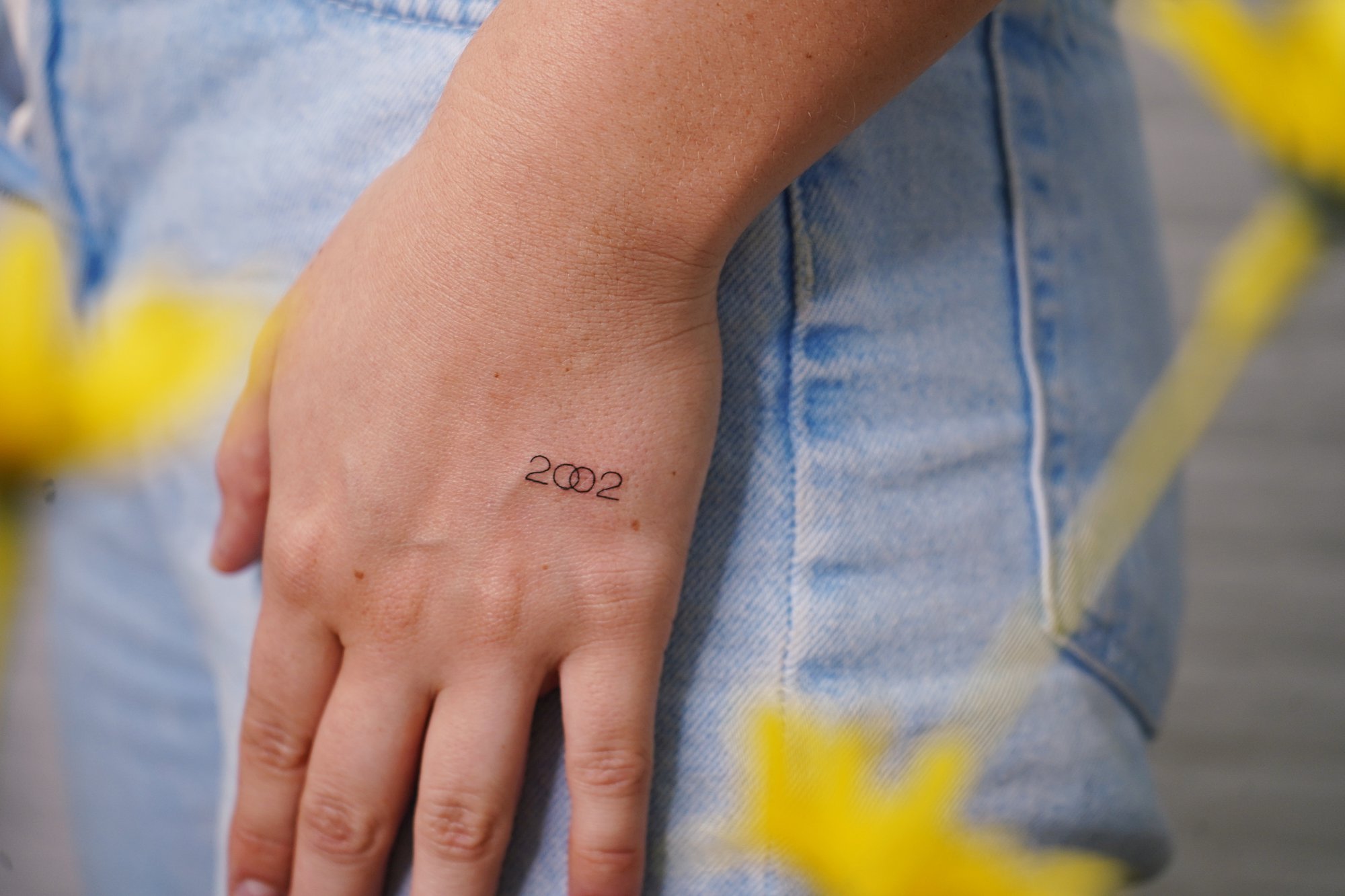 Tatuaje de palabra amor en zona desconocida, línea fina