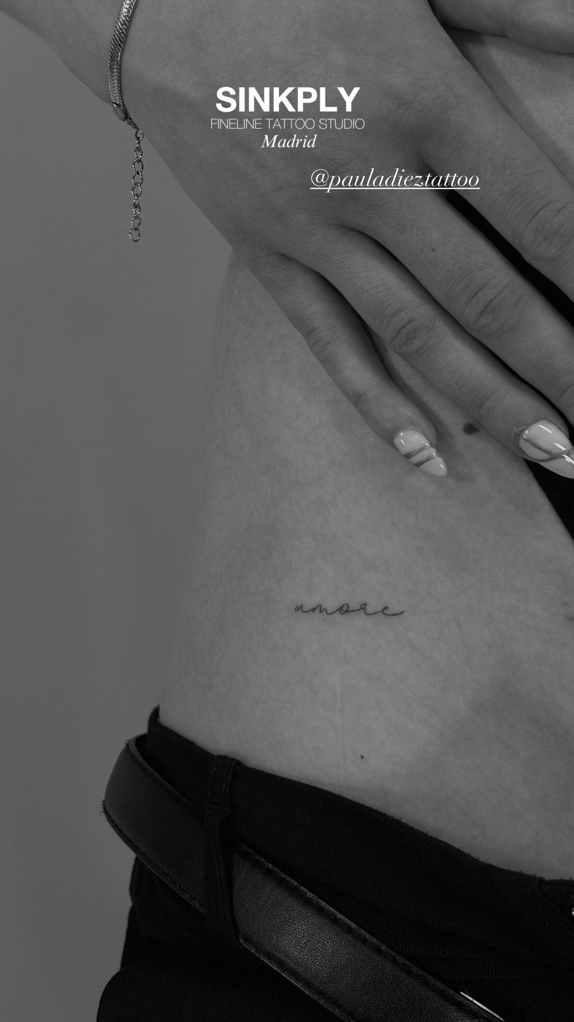 Tatuaje de palabra amore cursiva fina en costilla, línea fina