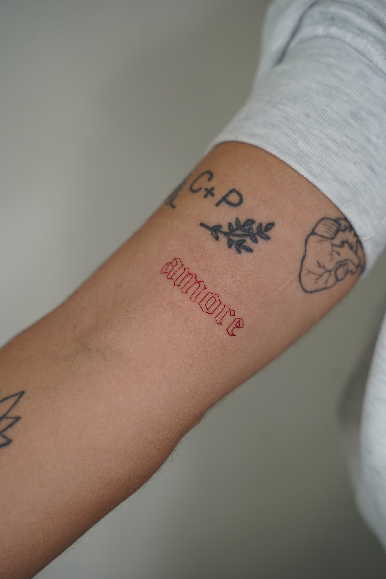 Tatuaje de palabra amore en zona desconocida, línea fina