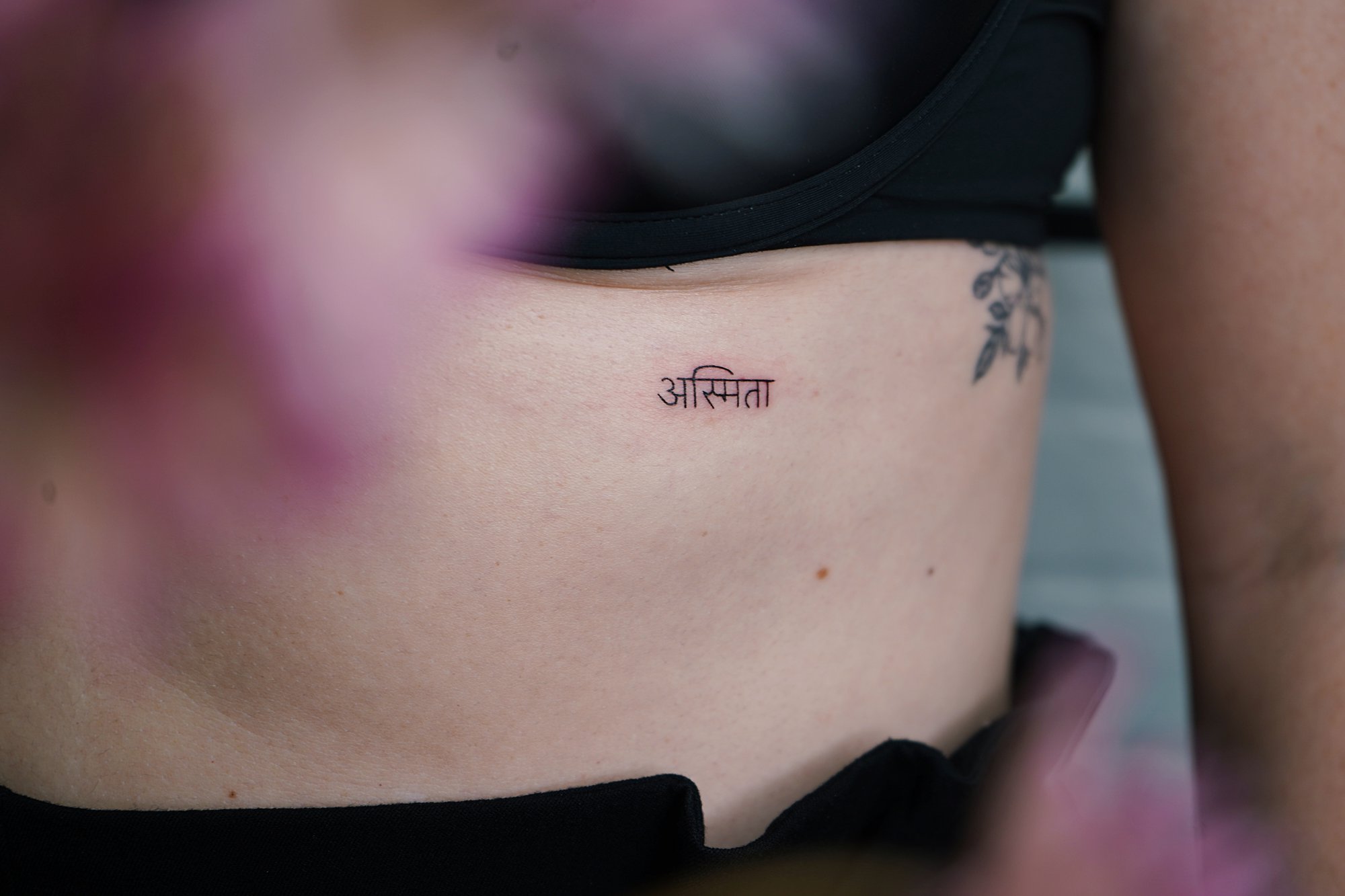 Tatuaje de palabra arabe en zona desconocida, línea fina