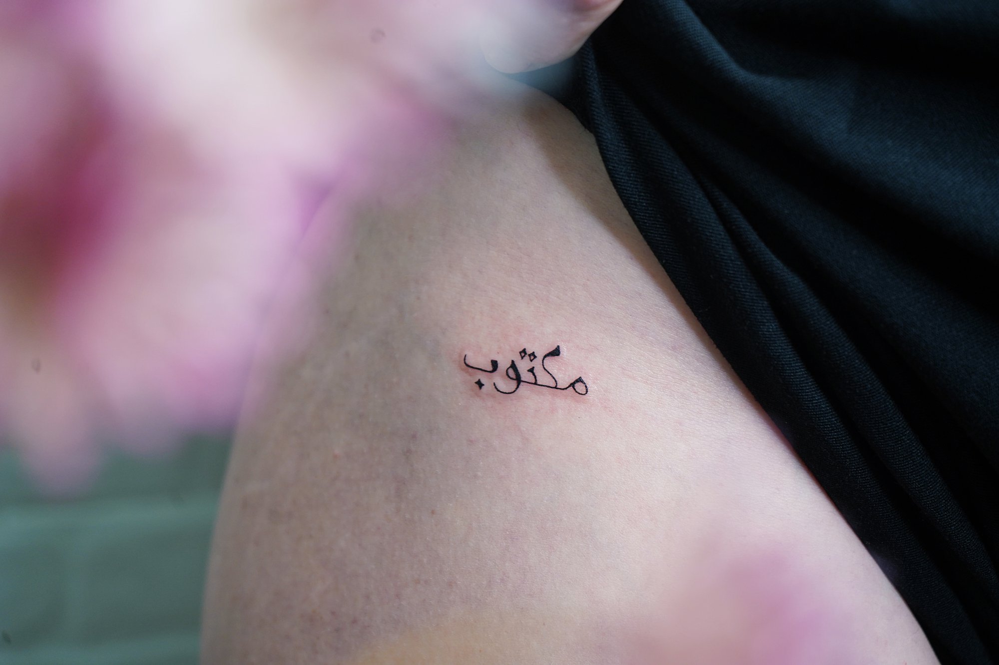 Tatuaje de palabra arabe en zona desconocida, línea fina