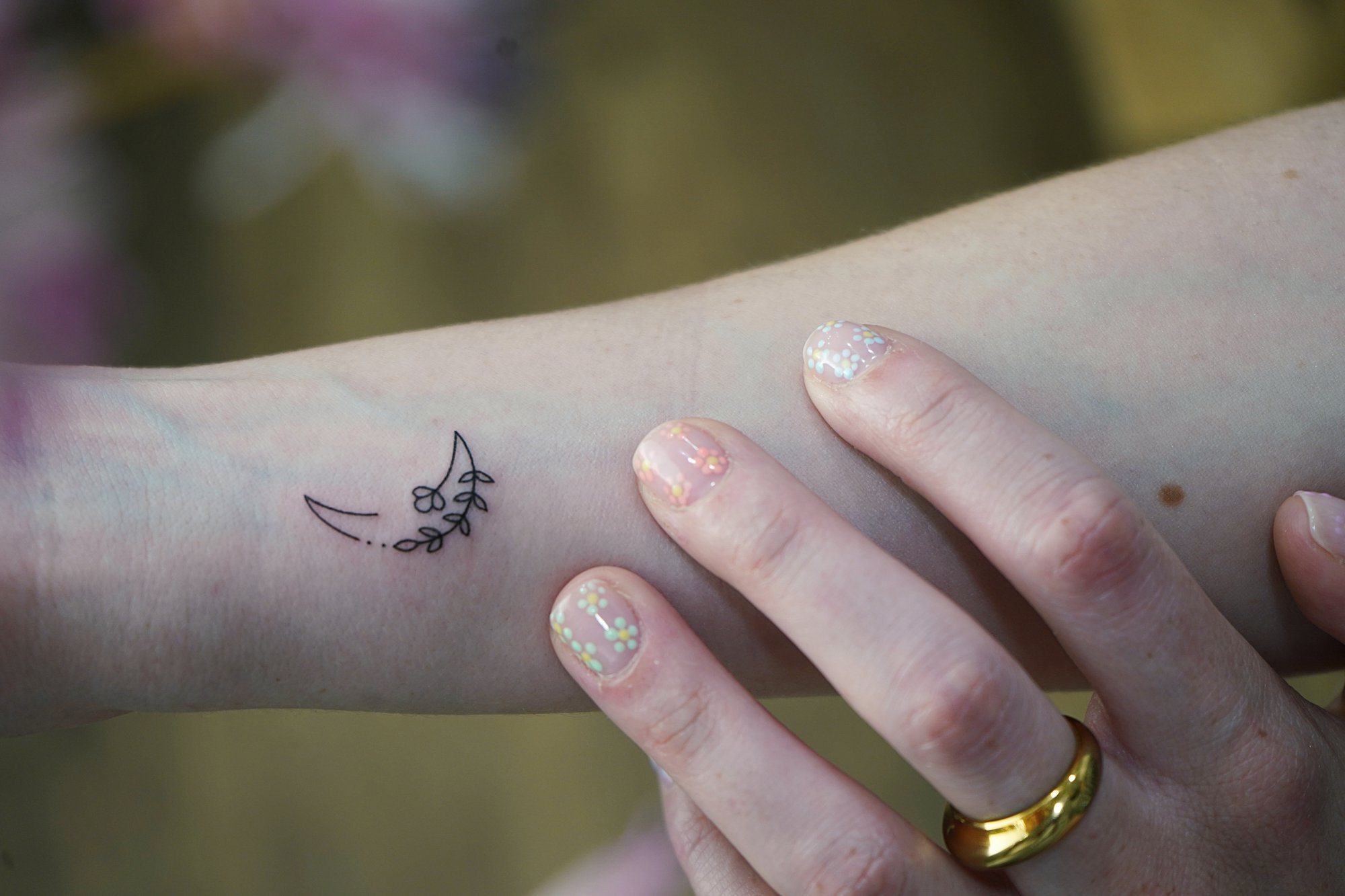 Tatuaje de palabra arriesga en zona desconocida, línea fina