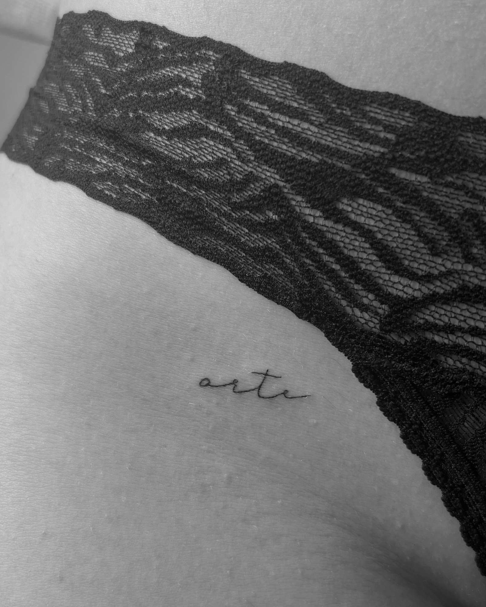 Tatuaje de palabra arte cursiva en costilla, línea fina