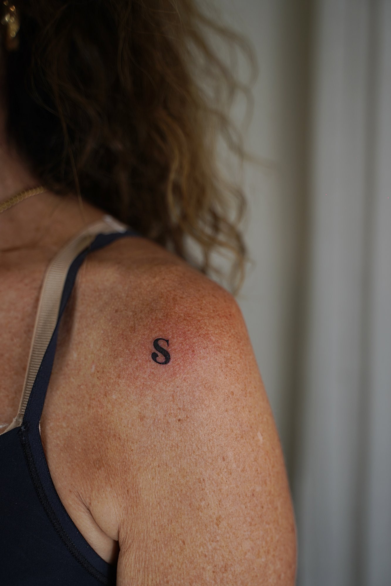 Tatuaje de palabra arte en muneca, línea fina
