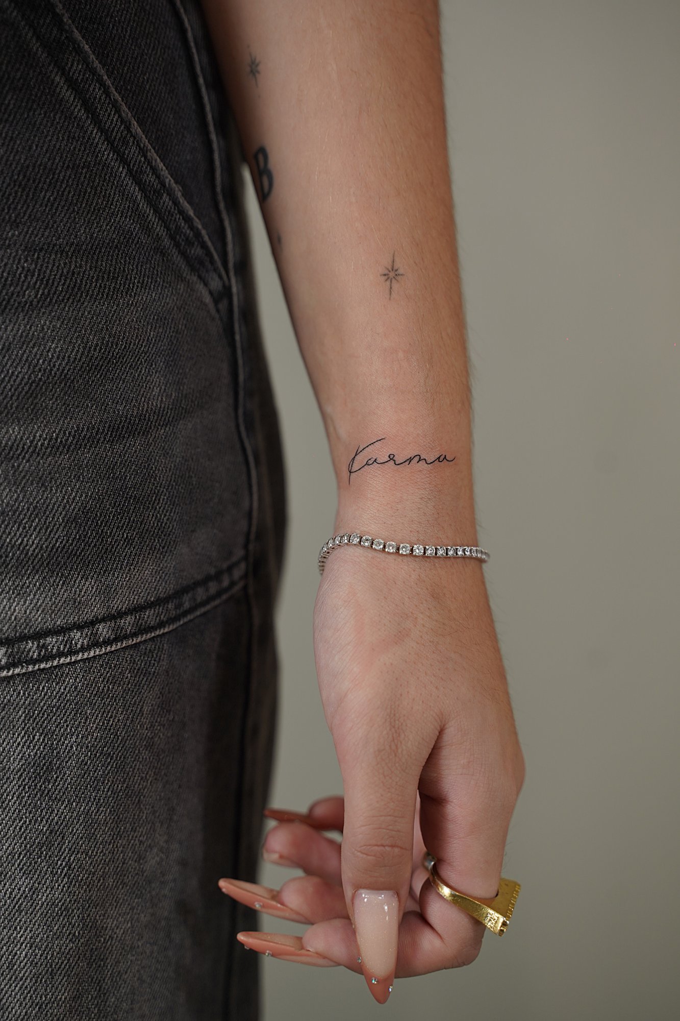 Tatuaje de palabra avanti en costilla, línea fina