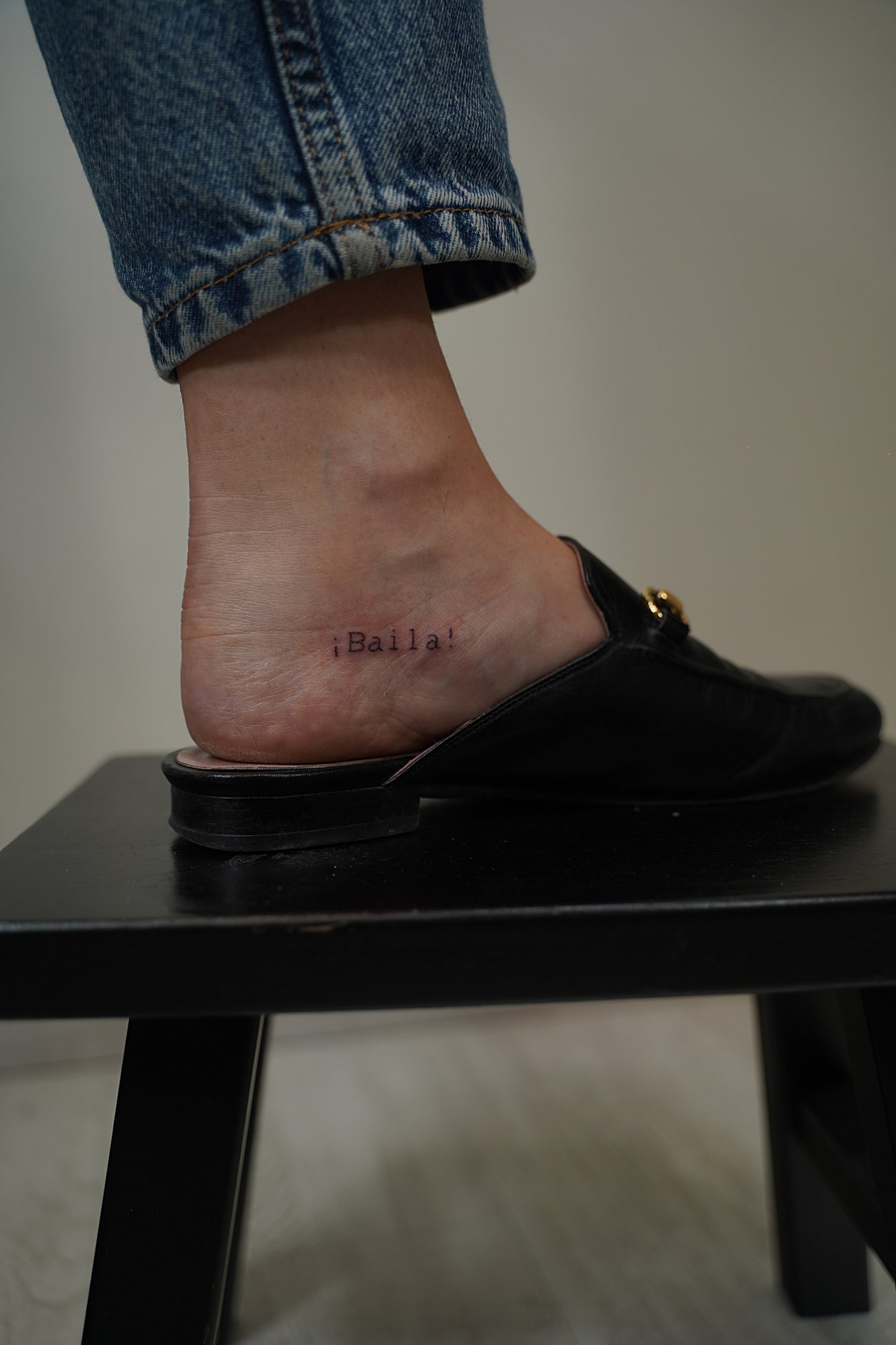Tatuaje de palabra baila en zona desconocida, línea fina