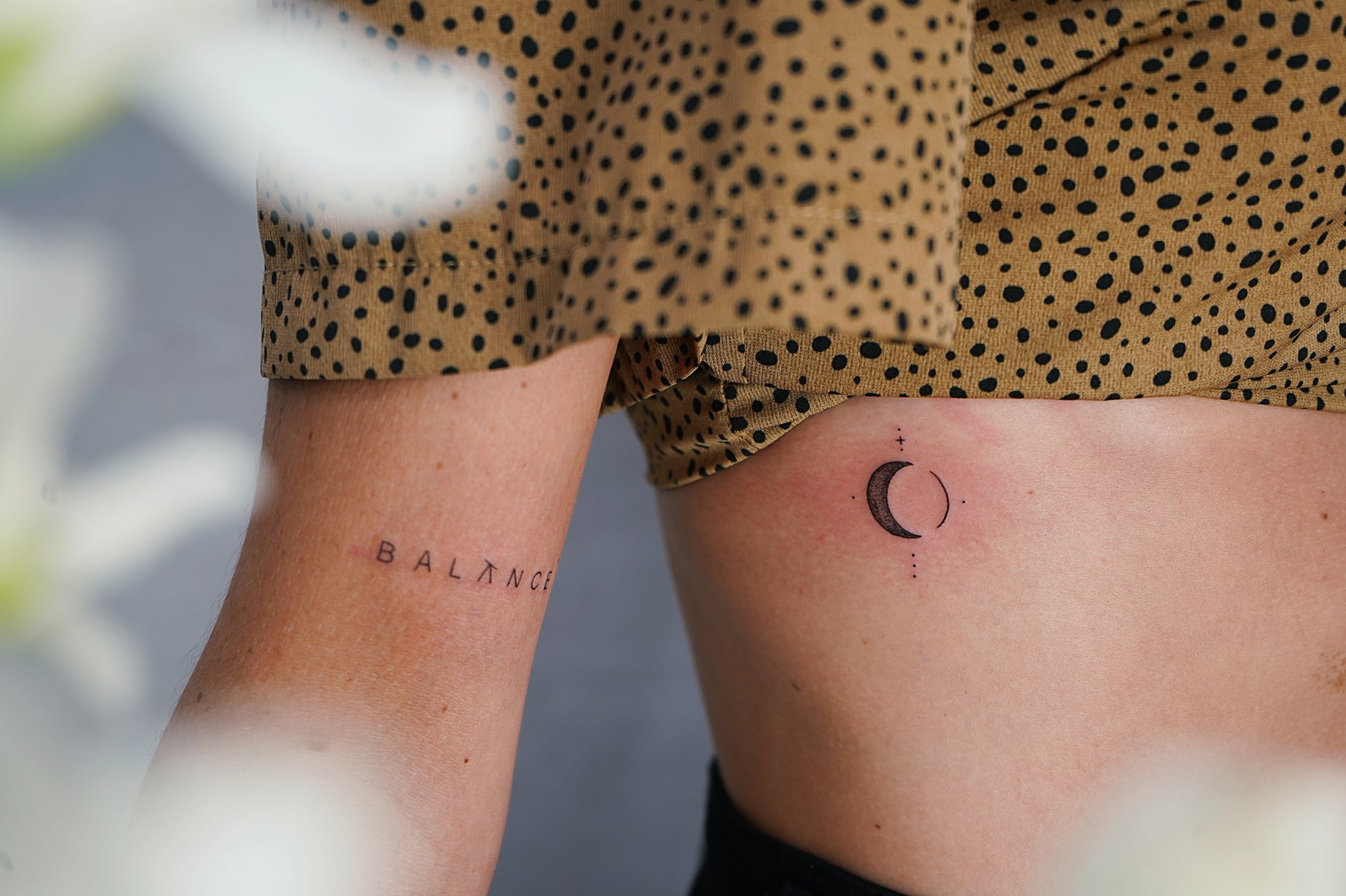 Tatuaje de palabra balance en zona desconocida, línea fina