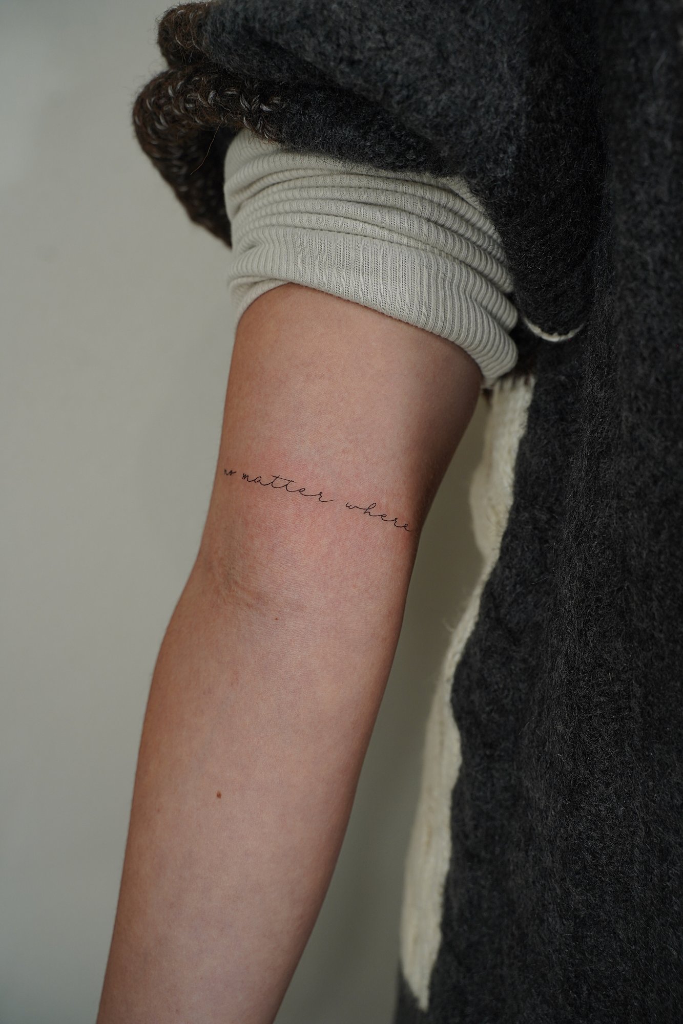 Tatuaje de palabra bloom en zona desconocida, línea fina