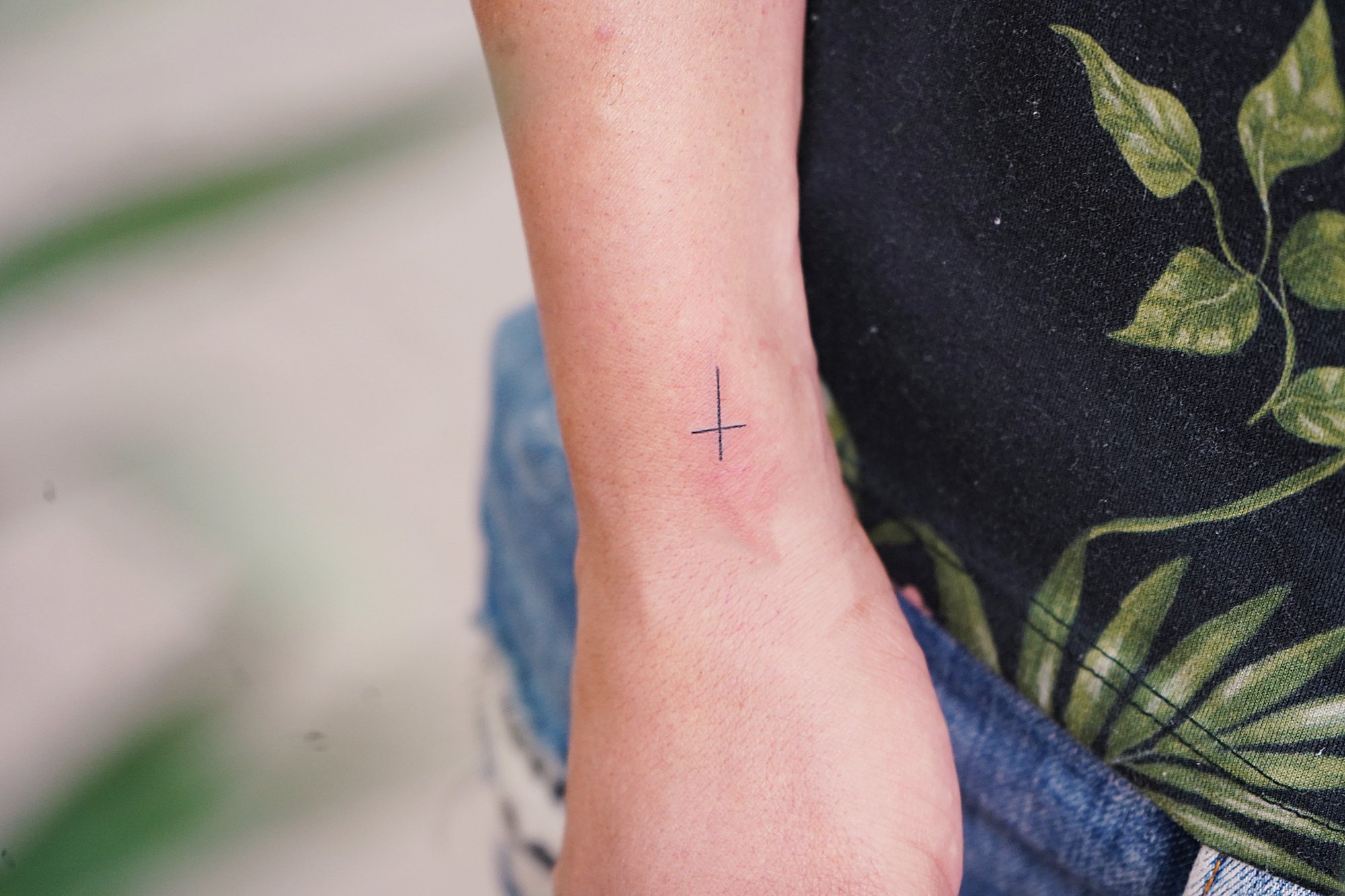 Tatuaje de palabra camino en zona desconocida, línea fina