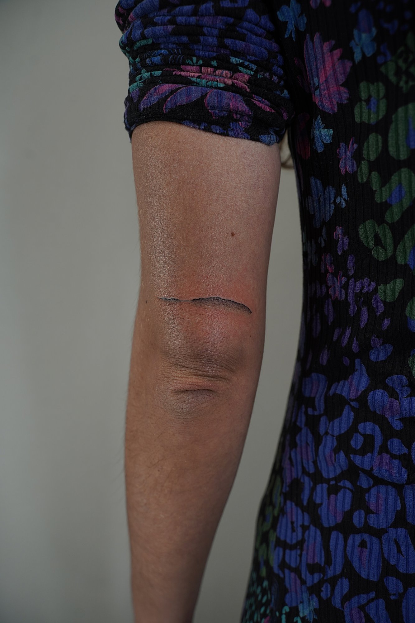 Tatuaje de palabra chaos en cadera, línea fina