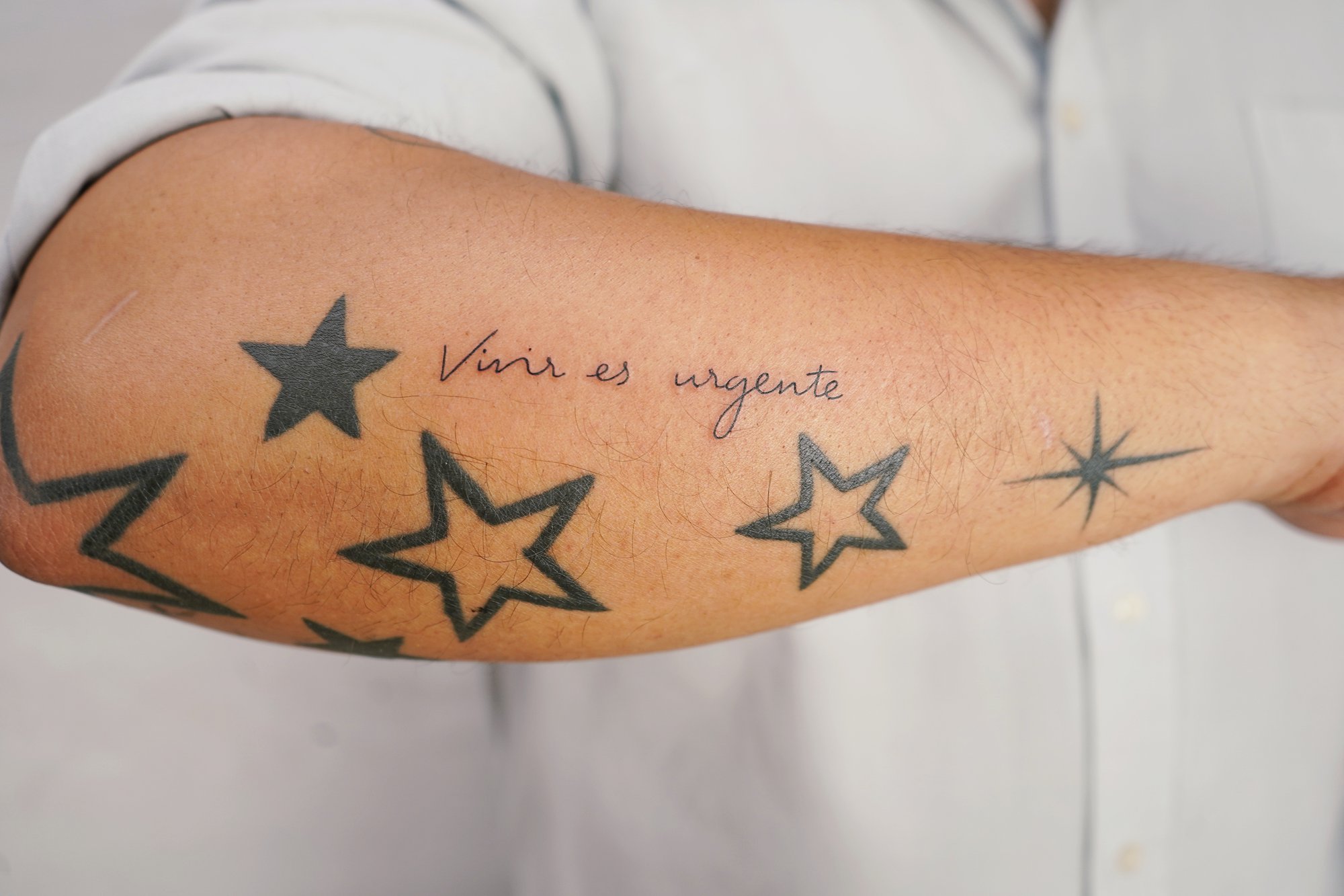 Tatuaje de palabra corazon en codo, línea fina