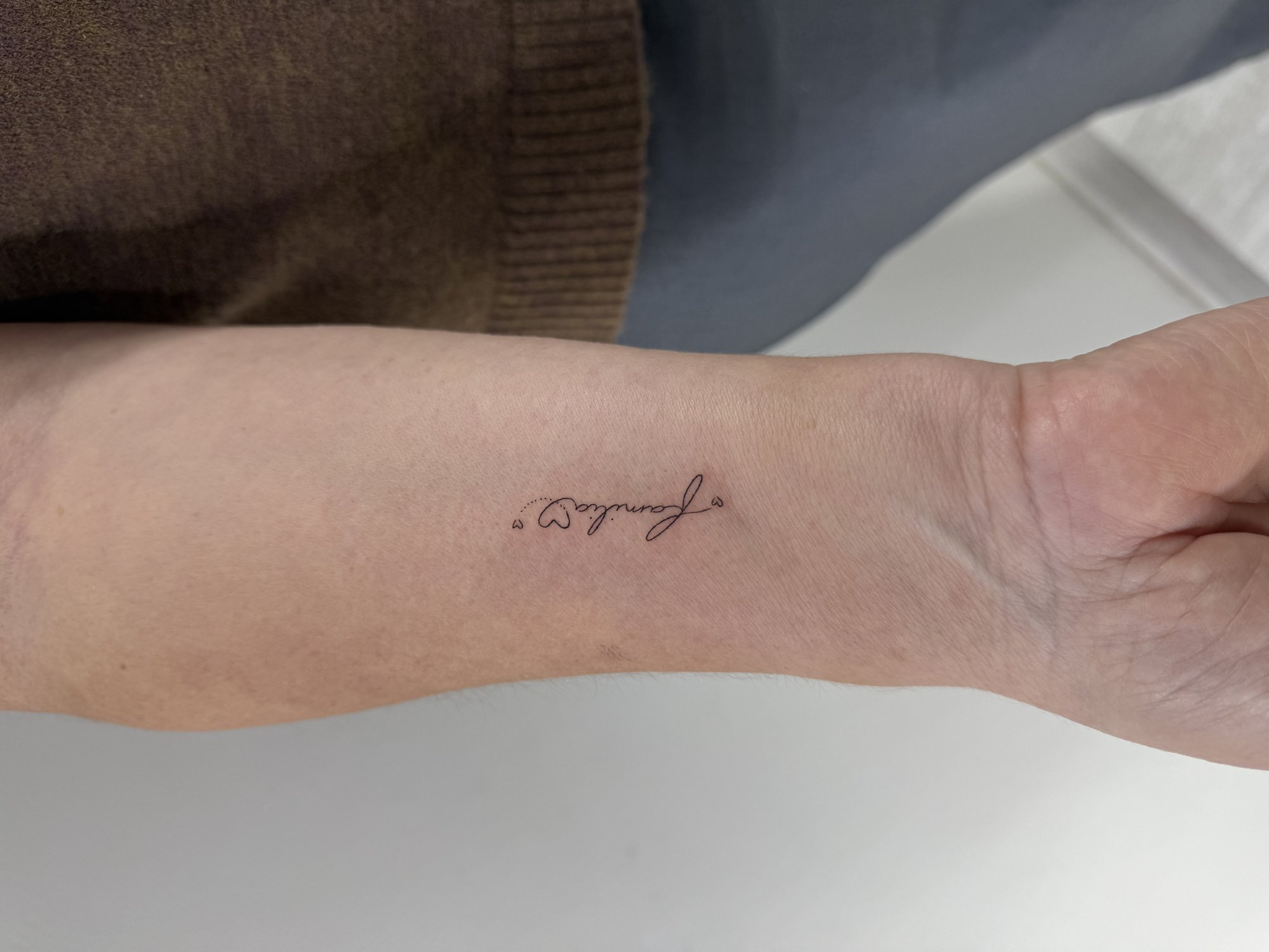 Tatuaje de palabra corazon en zona desconocida, línea fina