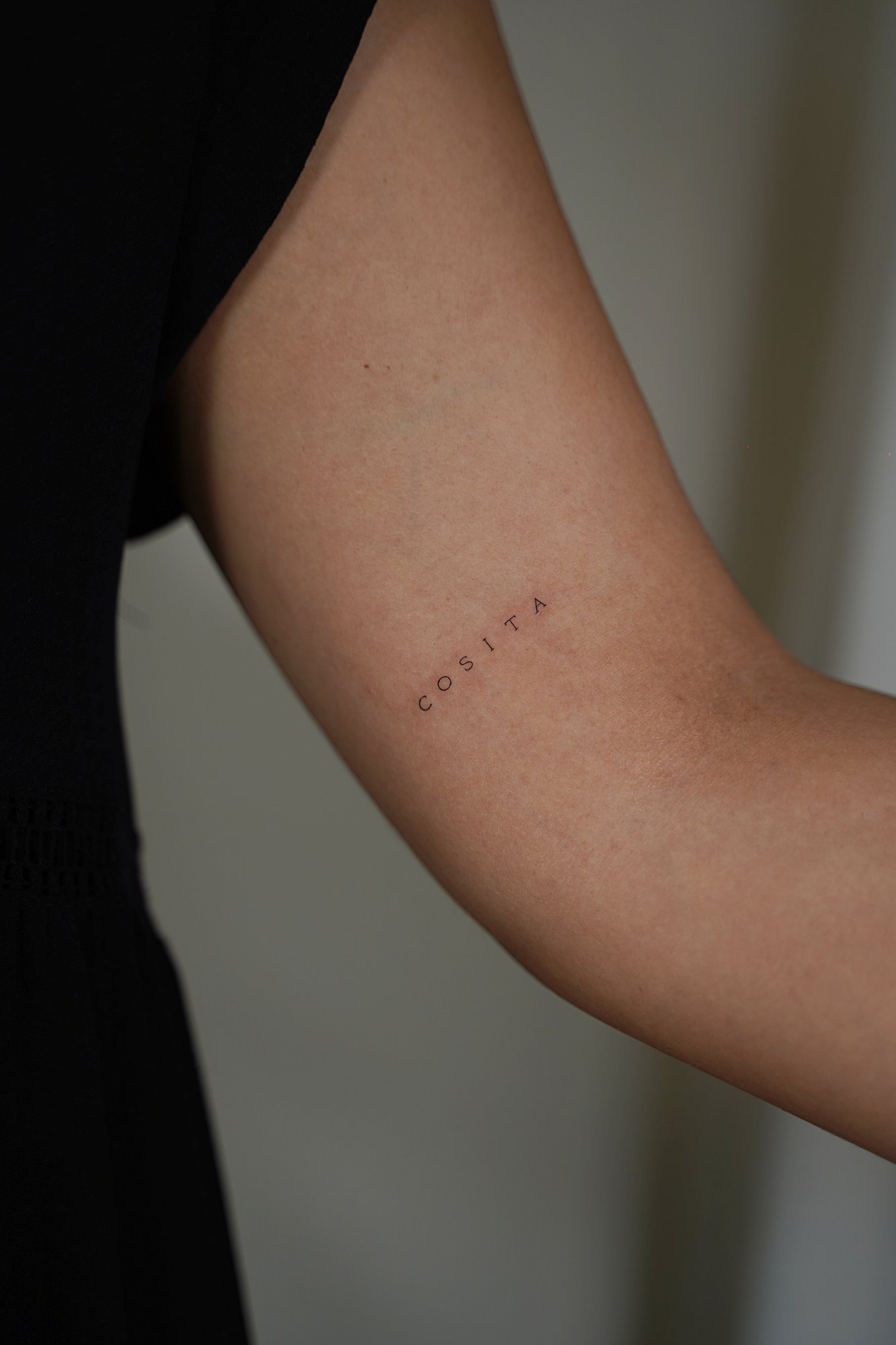 Tatuaje de palabra cosita en zona desconocida, línea fina