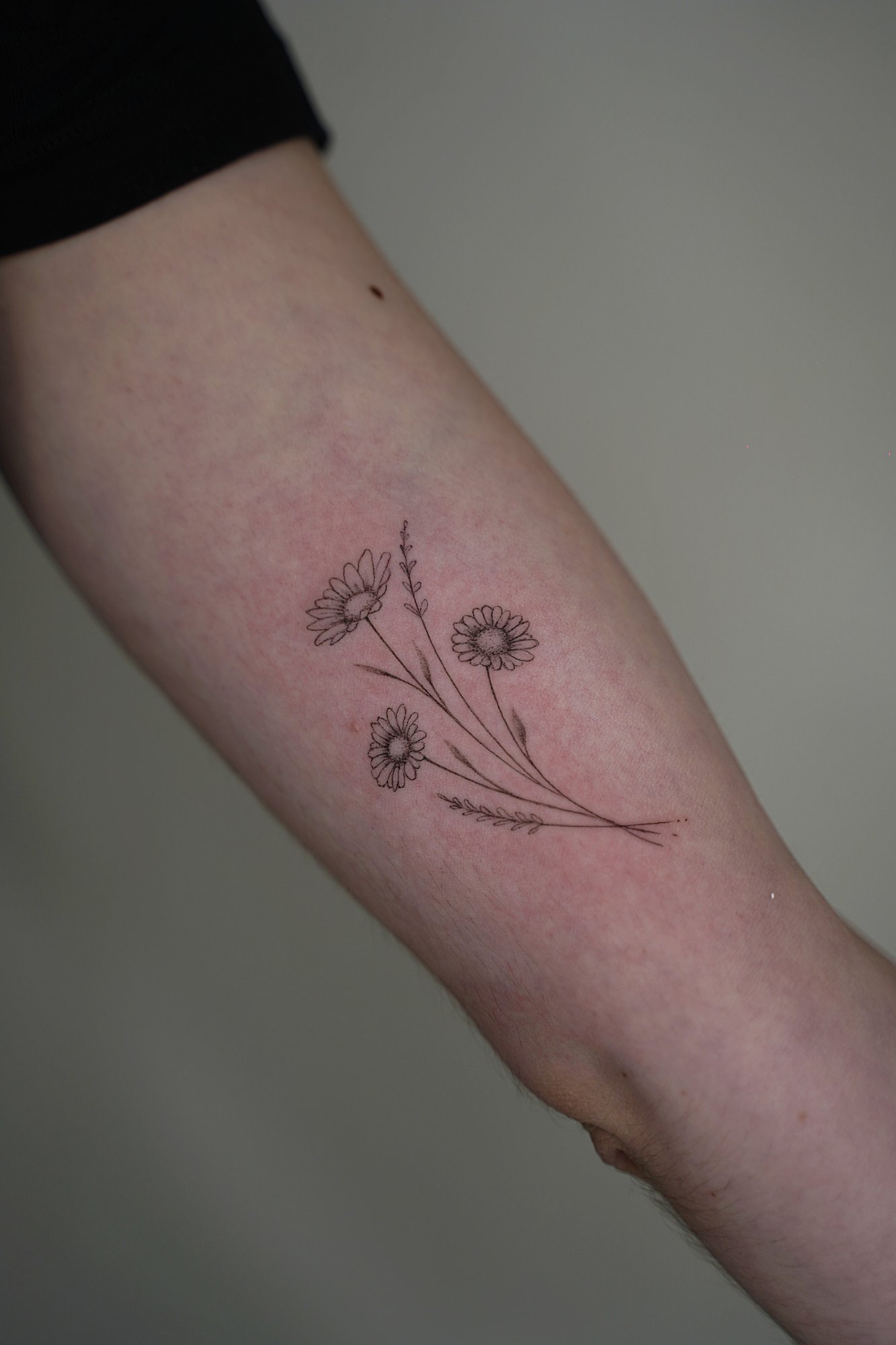 Tatuaje de palabra cosita en zona desconocida, línea fina