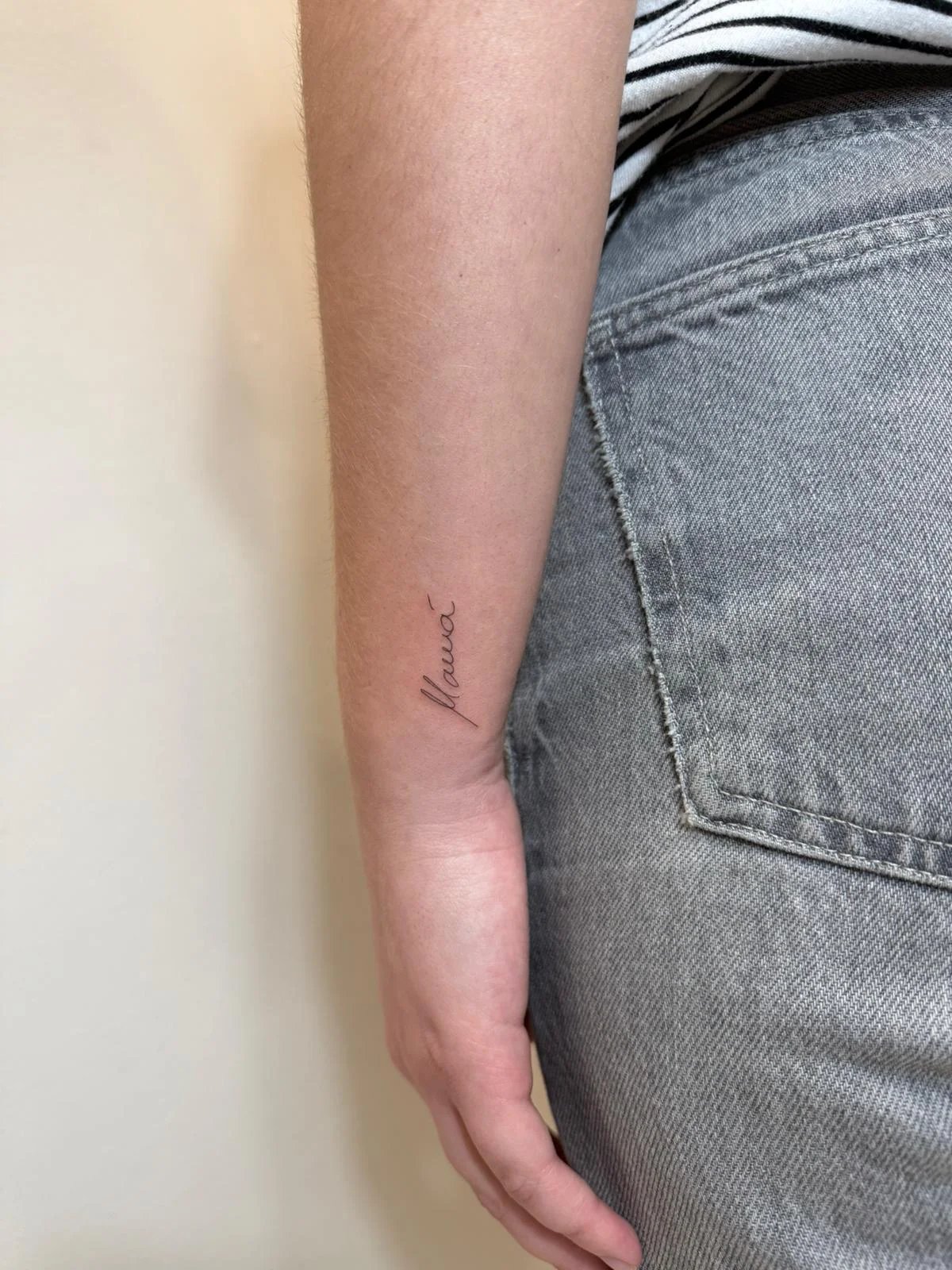 Tatuaje letras-frases palabra cursiva manuscrita antebrazo