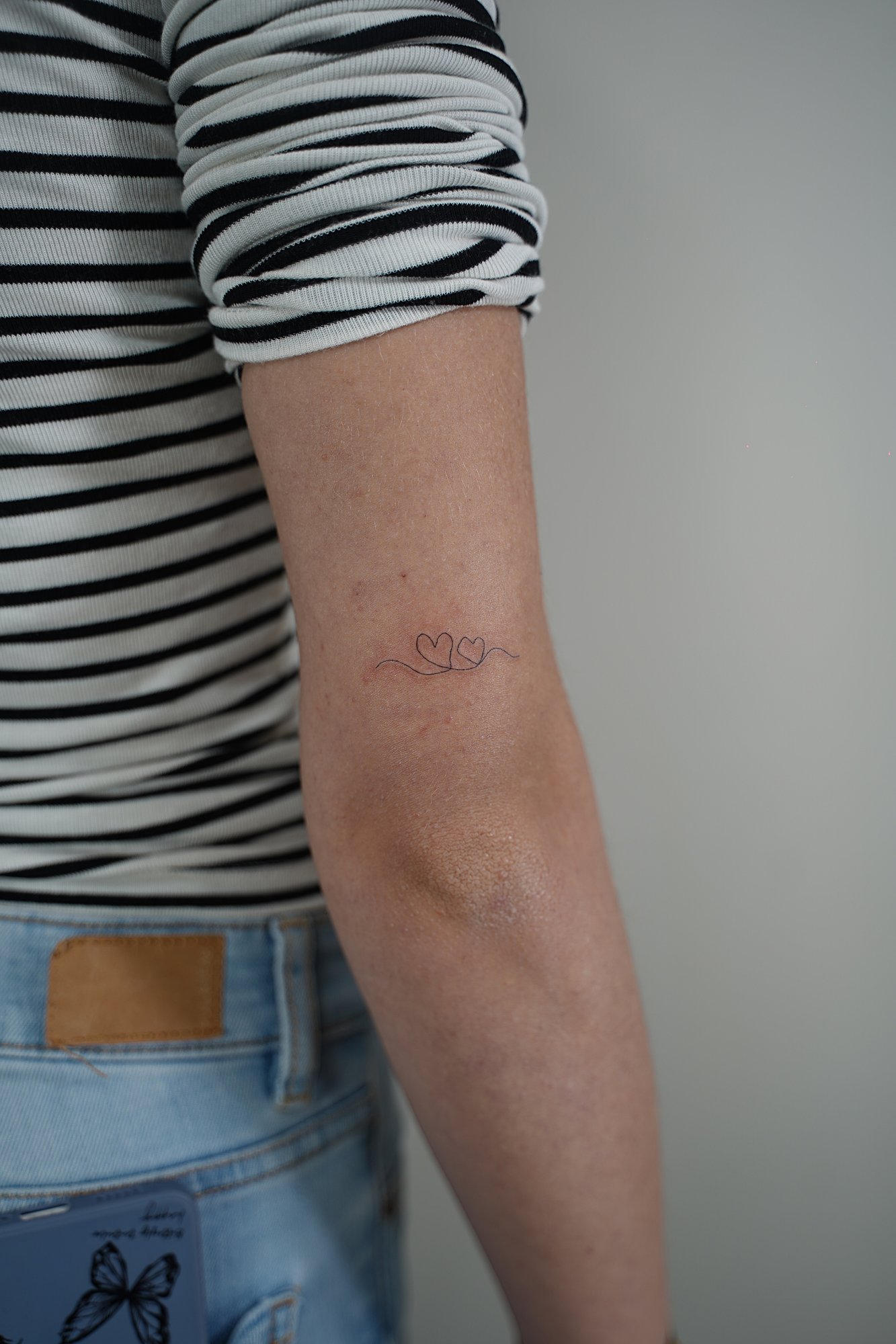 Tatuaje de palabra cursiva en espalda, línea fina