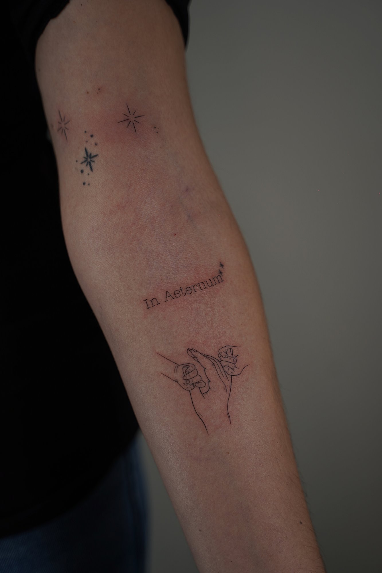 Tatuaje de palabra cursiva en zona desconocida, línea fina