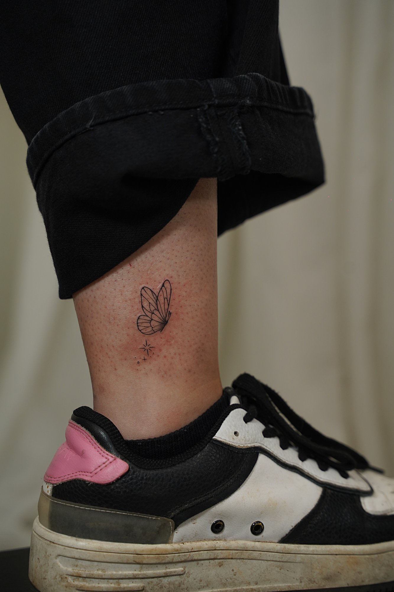Tatuaje de palabra dharma en nuca, línea fina