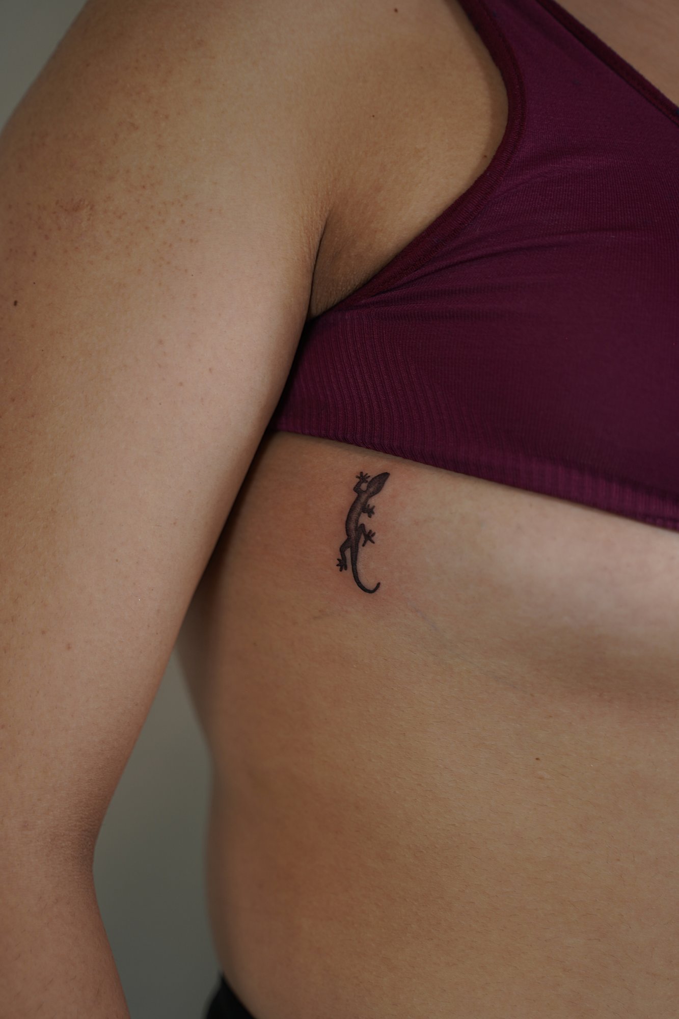 Tatuaje de palabra disciplina en costilla, línea fina