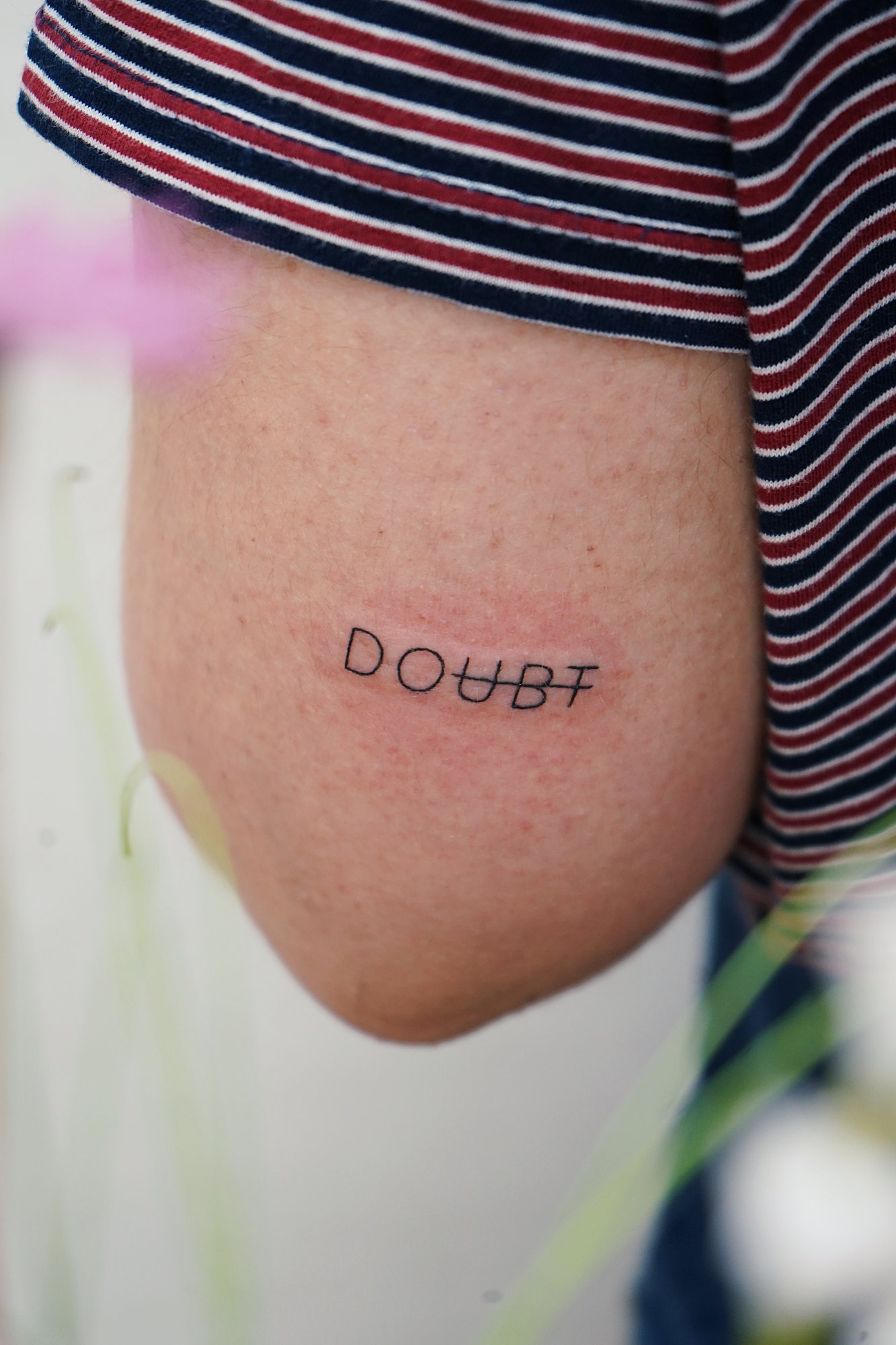 Tatuaje de palabra doubt en zona desconocida, línea fina