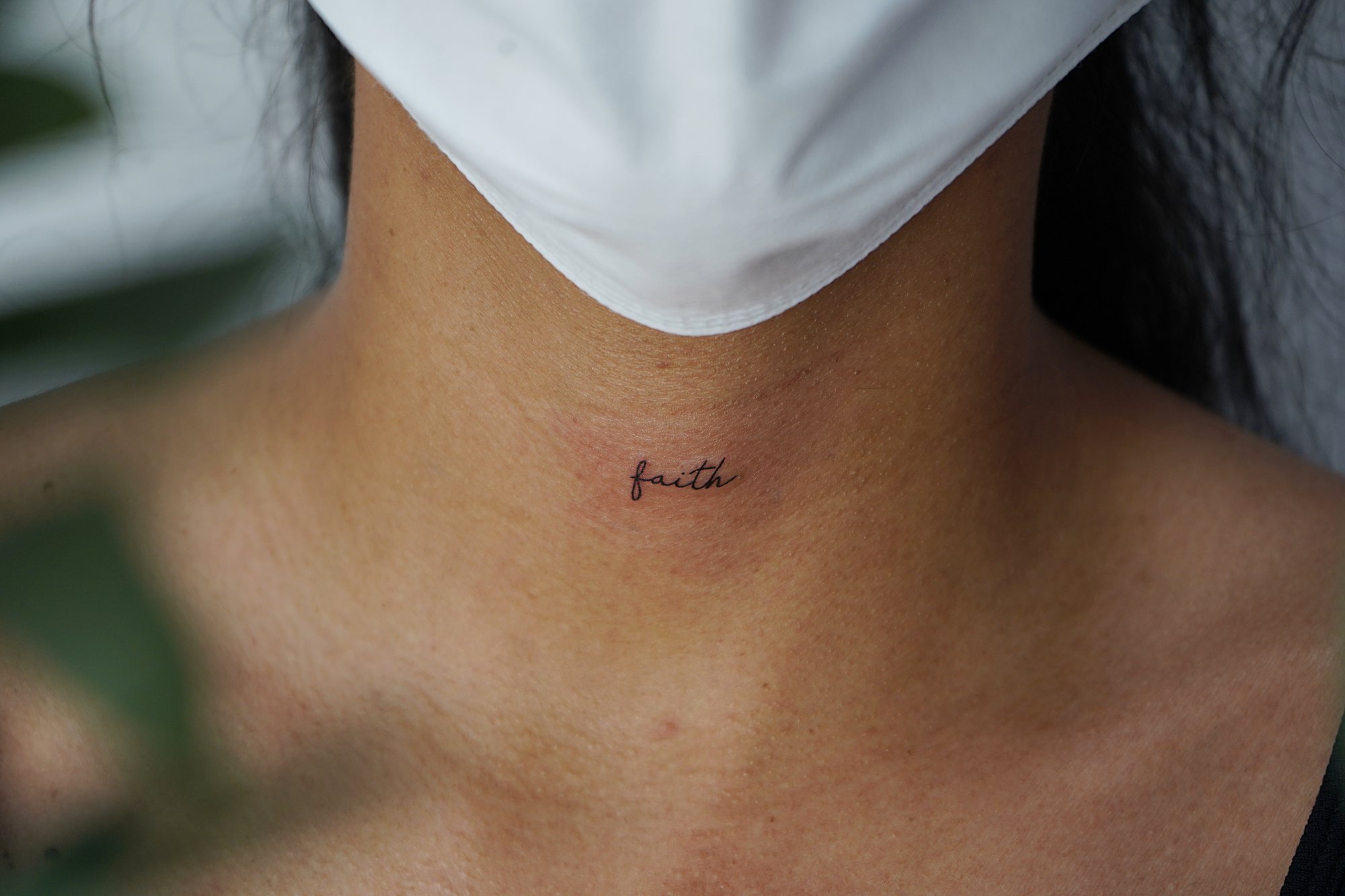 Tatuaje de palabra faith en cuello, línea fina