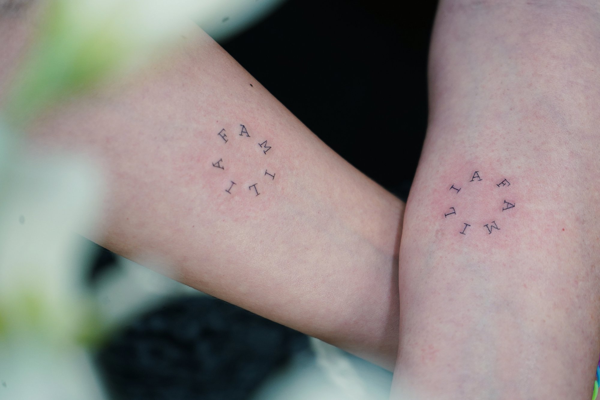 Tatuaje de palabra familia en zona desconocida, línea fina