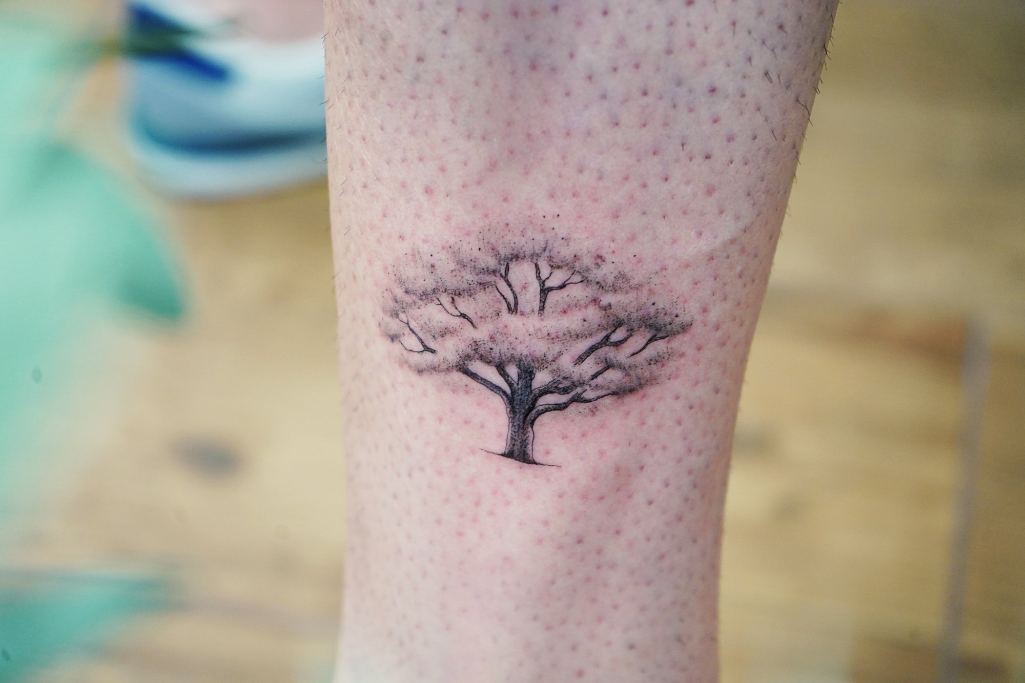 Tatuaje de palabra familia en zona desconocida, línea fina