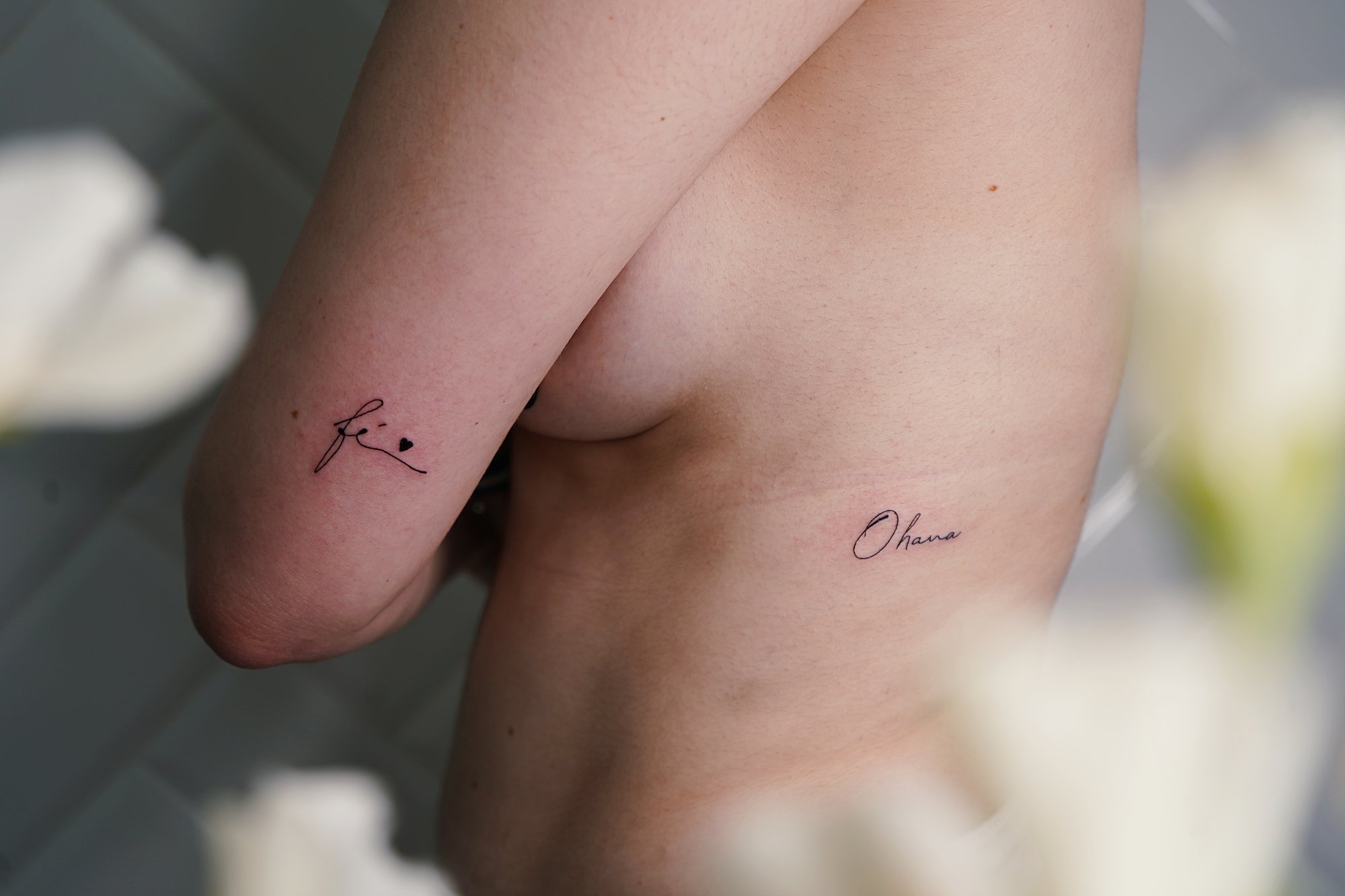 Tatuaje de palabra fe en zona desconocida, línea fina
