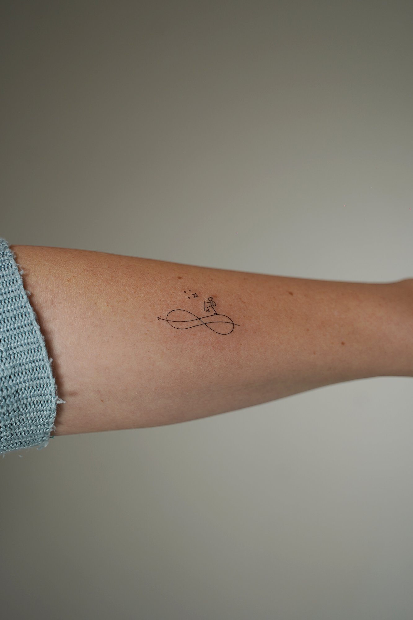 Tatuaje de palabra fe en zona desconocida, línea fina