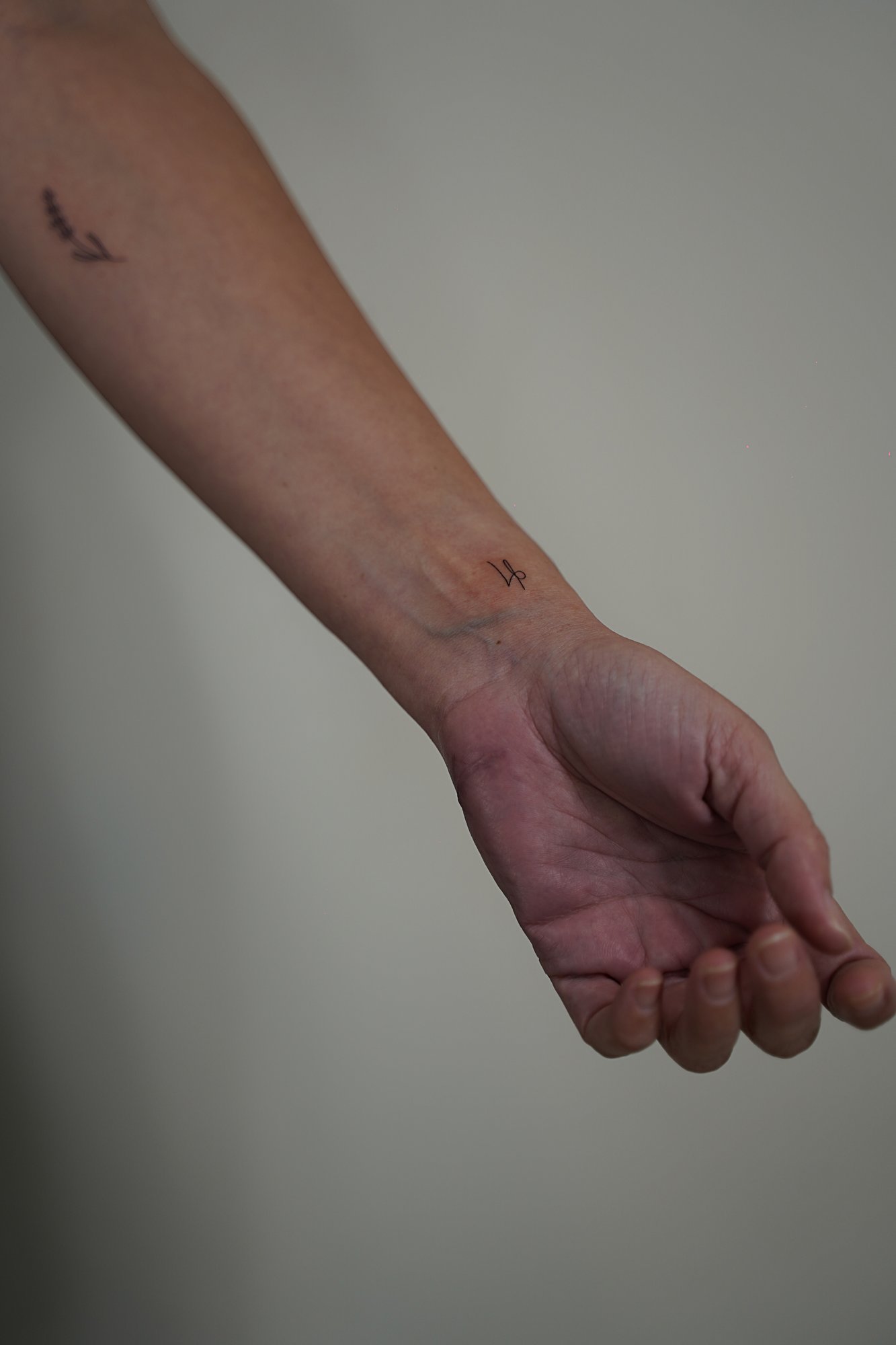 Tatuaje de palabra fear en zona desconocida, línea fina