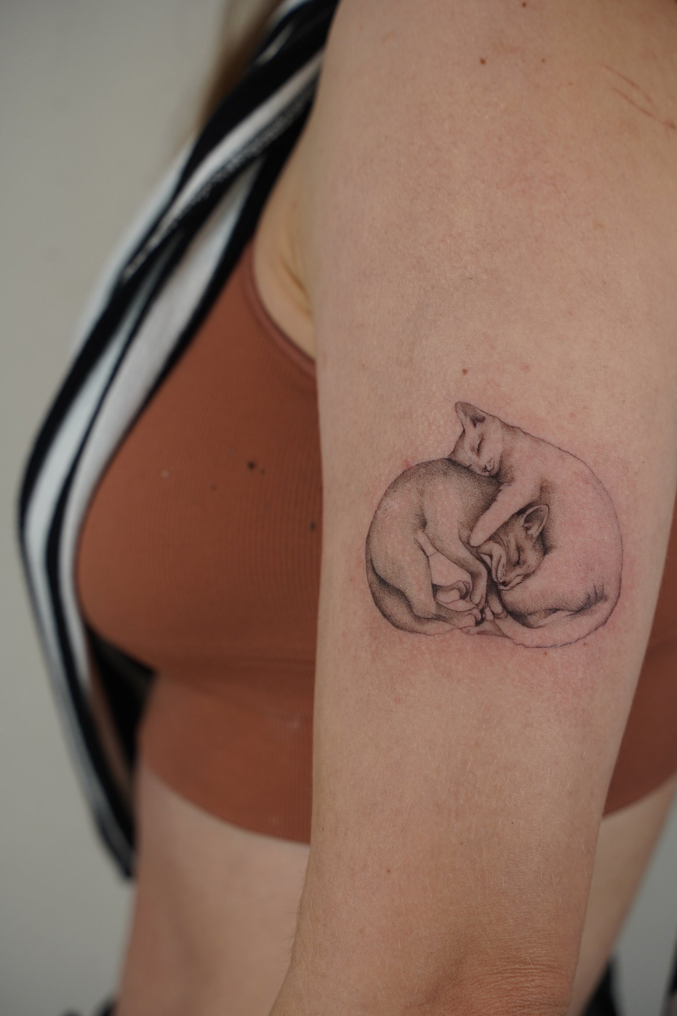 Tatuaje de palabra flor en zona desconocida, línea fina