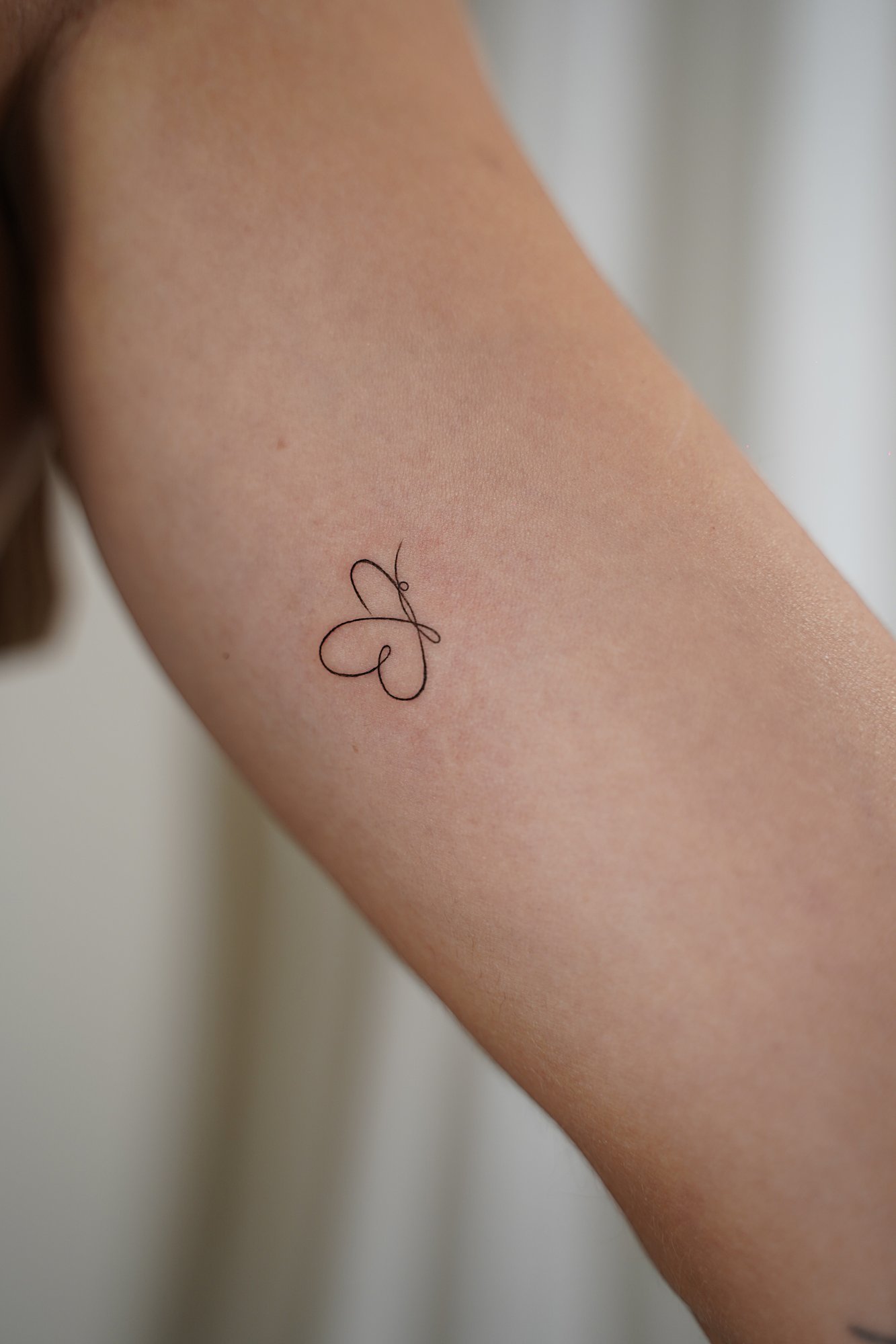 Tatuaje de palabra fly en zona desconocida, línea fina
